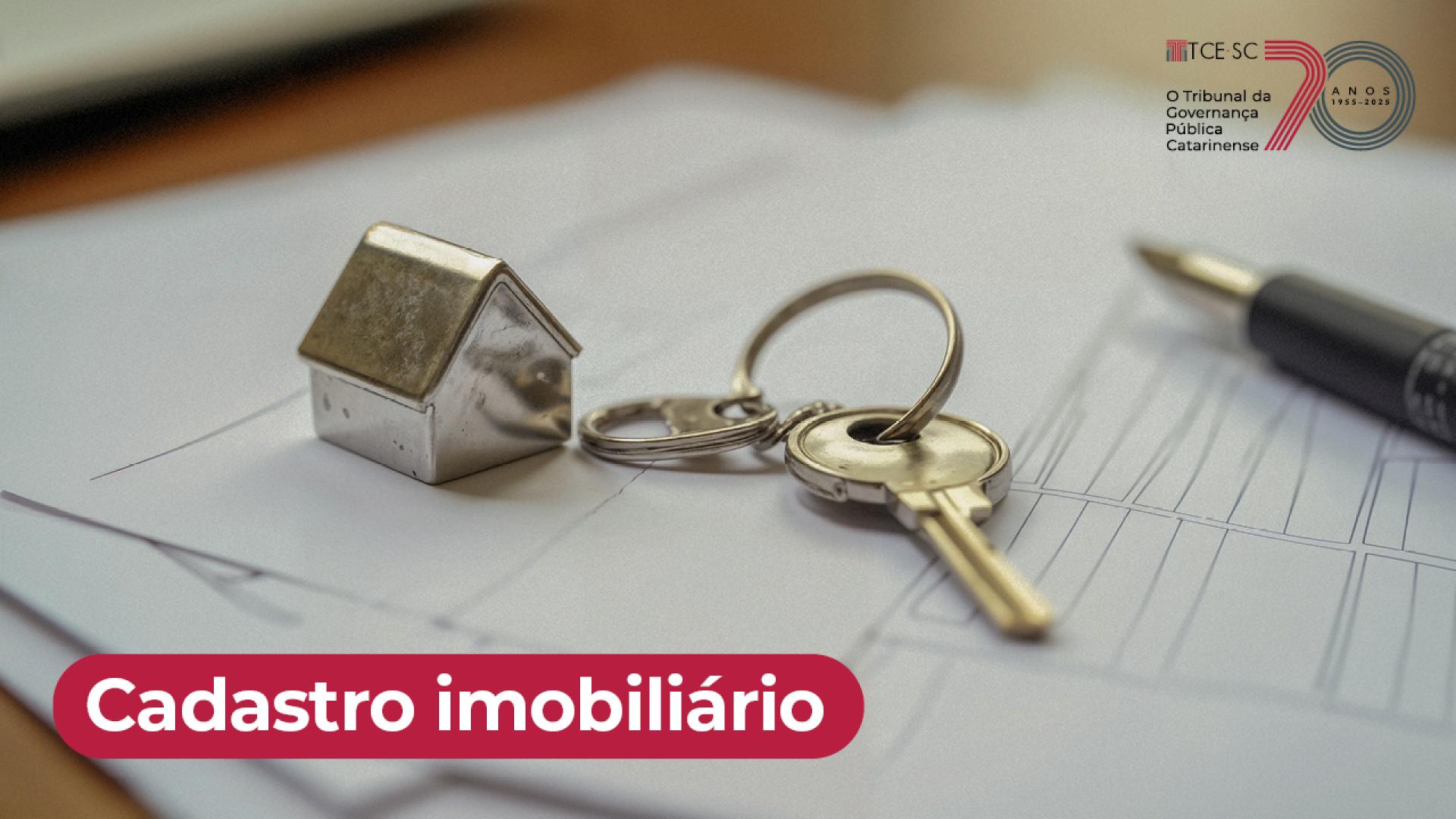 Imagem mostra um chaveiro sobre papéis que estão em uma mesa. Na parte inferior, à esquerda, em branco sobre uma tarja preta, está escrito Cadastro Imobiliário