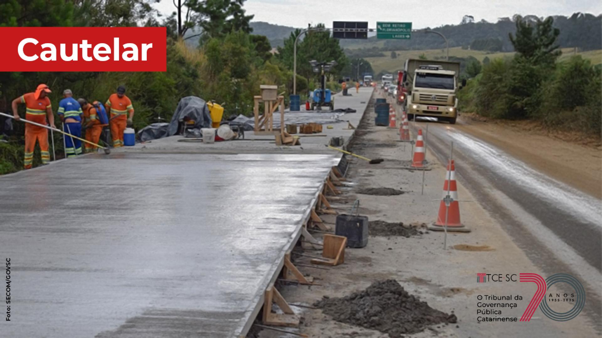 Banner horizontal com foto de trabalhadores realizando suas atividades em uma obra de pavimentação. Eles vestem uniforme laranja. Sobre a foto, na lateral esquerda, em tarja vermelha, o texto "Cautelar". No canto inferior direito, selo comemorativo aos 70 anos do TCE/SC.