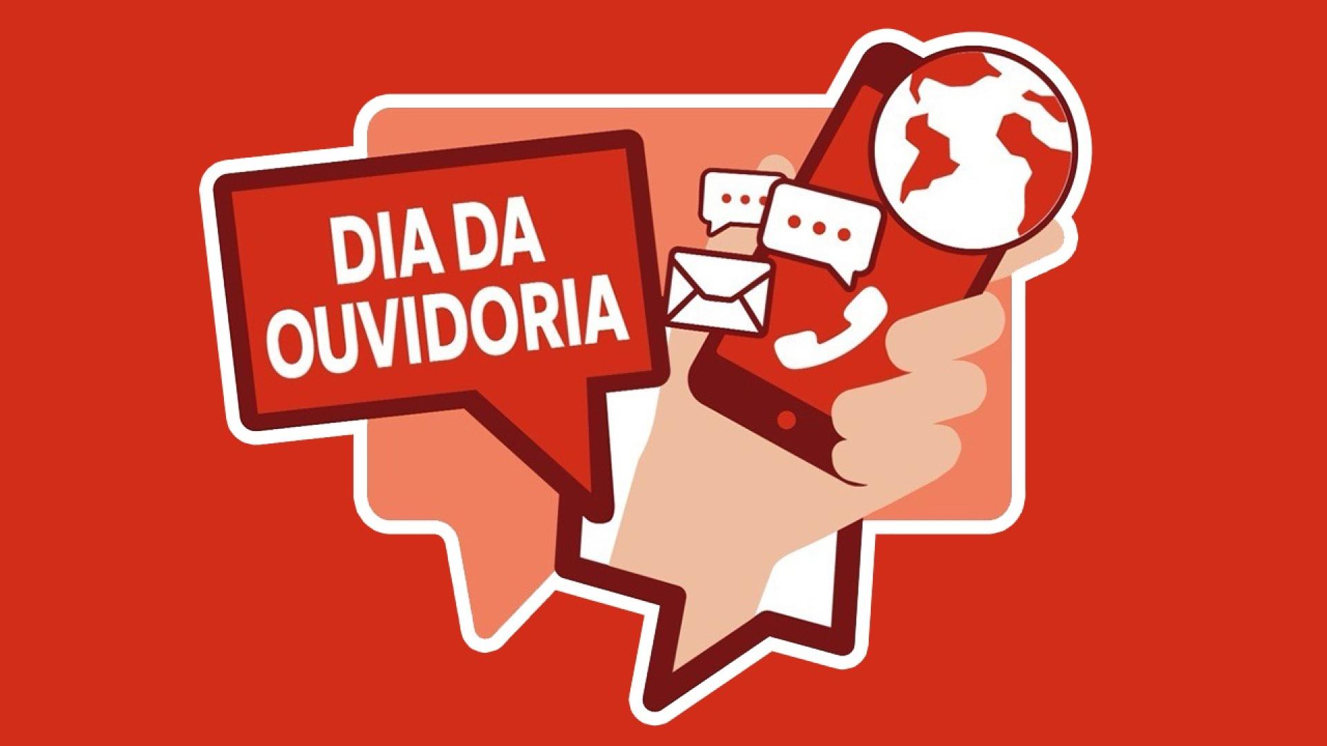 Banner horizontal com fundo em vermelho. Ao centro, ícone, também em tons de vermelho, com balões de diálogo estilizados, destacando a frase “Dia da Ouvidoria”. Ao lado, aparece uma mão segurando um celular com ícones de comunicação na tela, como balões de mensagem, envelope de e-mail e símbolo de ligação.
