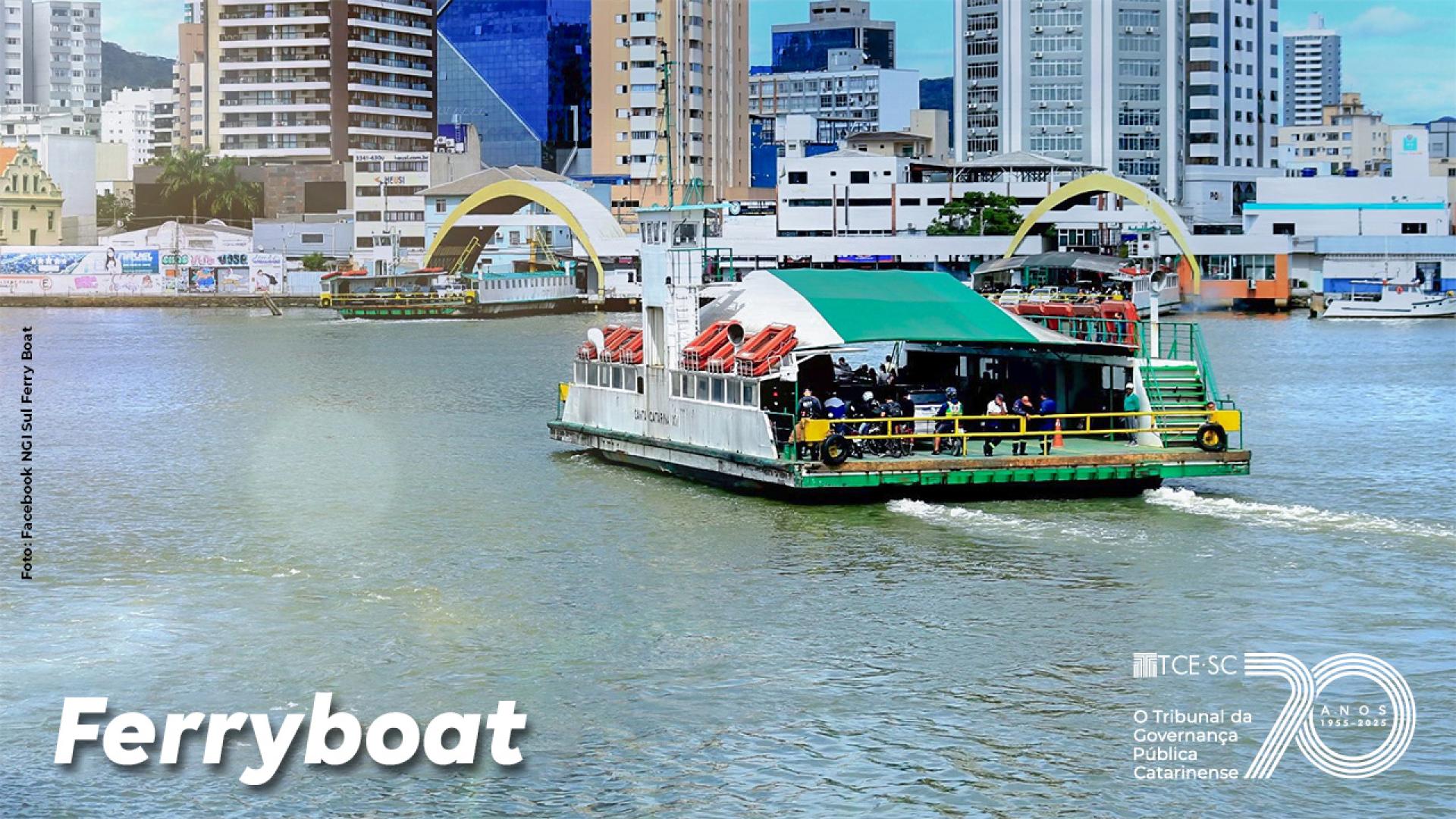 Banner horizontal com foto de um ferryboat navegando próximo a prédios. Sobre a foto, na borda inferior, o texto “ferryboat” e o selo comemorativo aos 70 anos do TCE/SC.