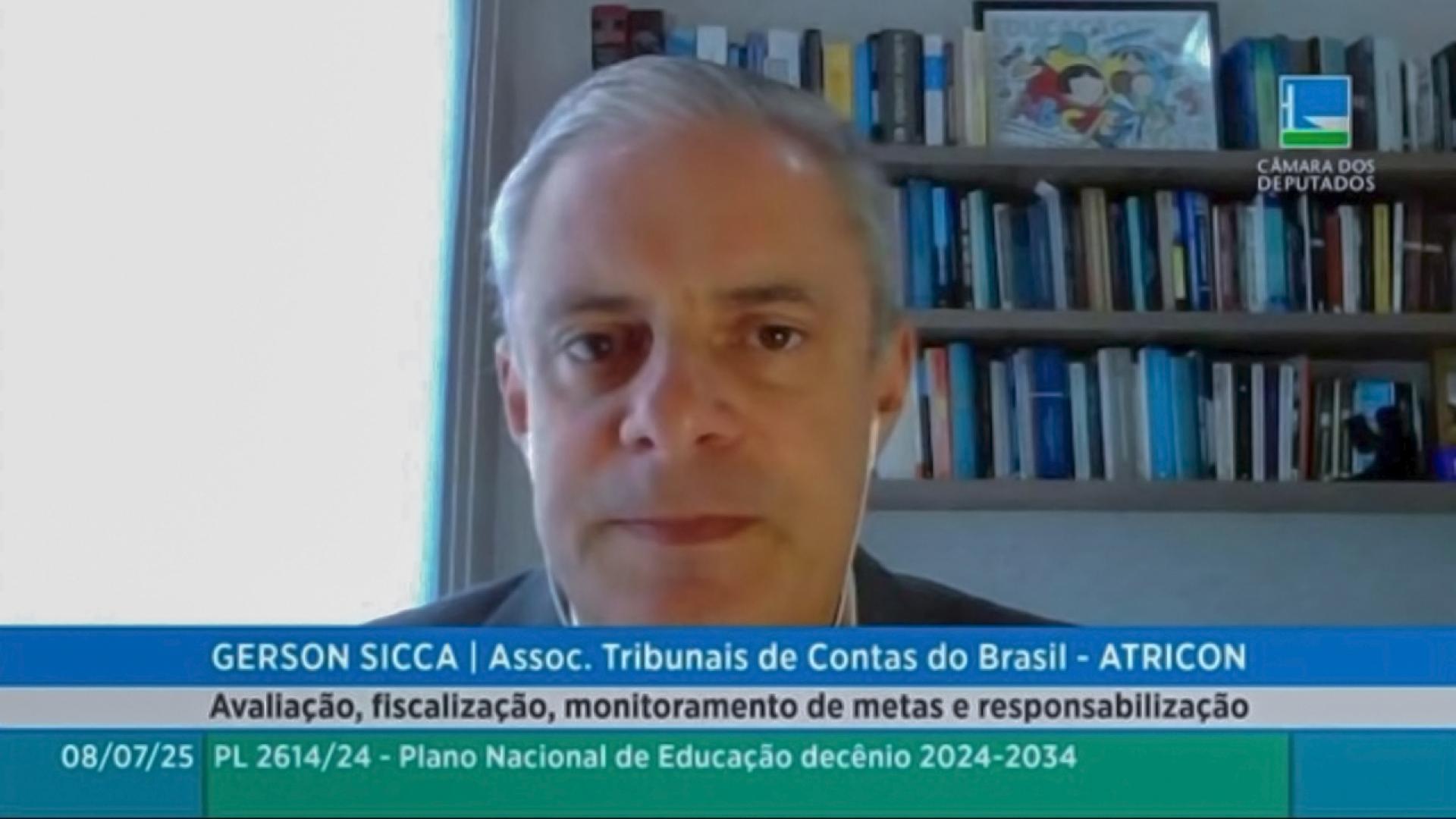 Banner horizontal com print de tela que mostra imagem do conselheiro substituto Gerson Sicca, durante sua participação on-line na audiência pública da Câmara dos Deputados. Sobre a sua imagem, aparecem o seu nome, o tema do qual fala e a entidade que representa. 