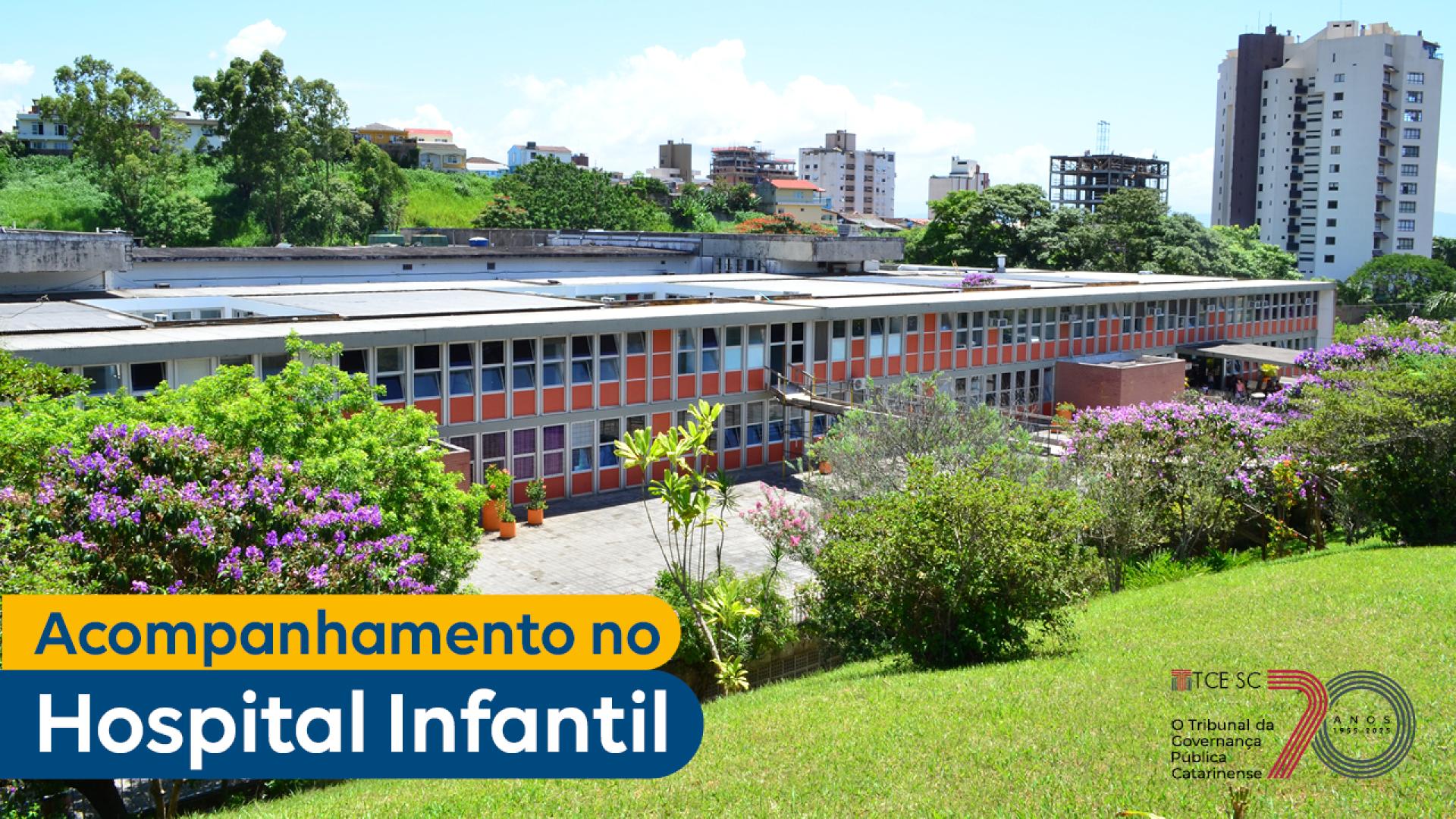 Banner horizontal com foto do prédio do Hospital Infantil Joana de Gusmão, mostrando uma construção ampla e baixa, com fachada em tons claros e detalhes coloridos nas janelas, cercada por área verde com árvores floridas e gramado em primeiro plano, e edifícios urbanos ao fundo sob céu azul. No canto inferior esquerdo, há o texto “Acompanhamento no Hospital Infantil”, e no canto direito, logo do TCE/SC. 