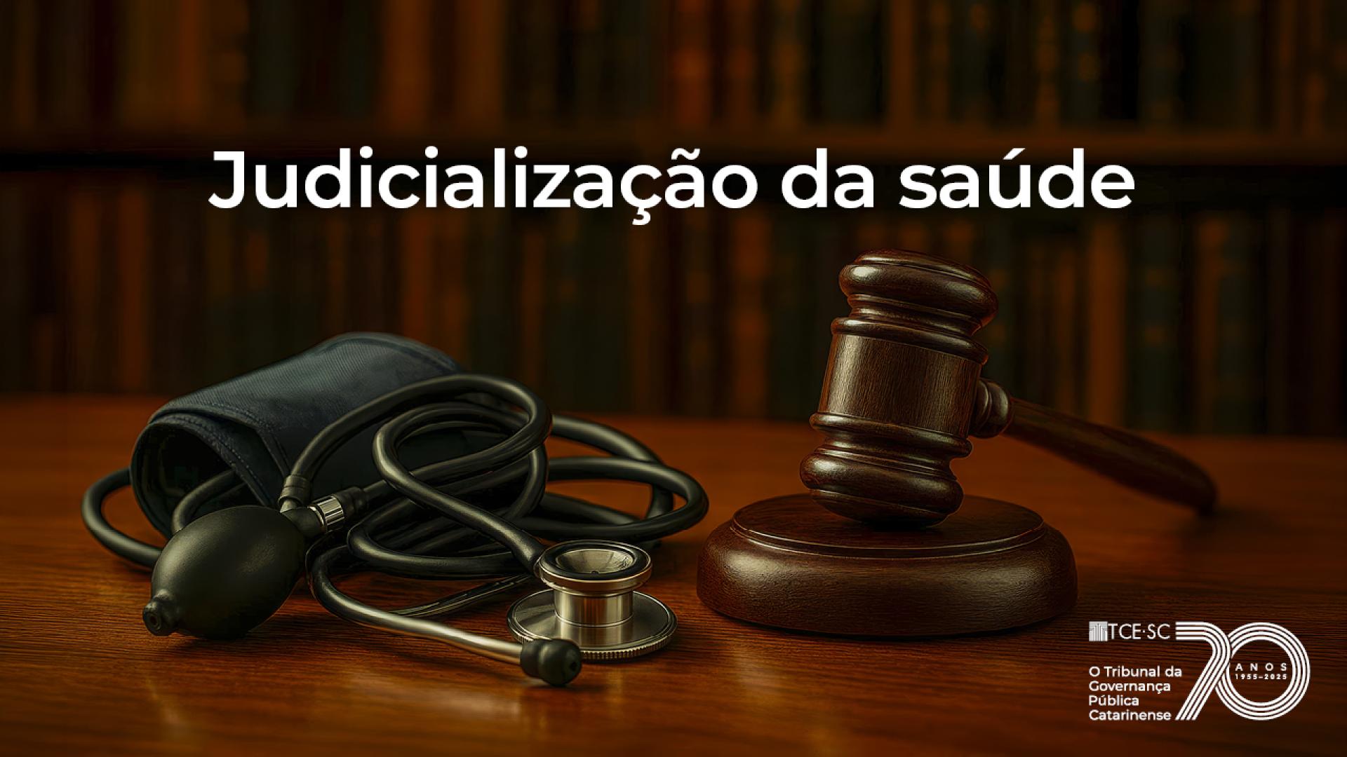 Imagem mais escura, com um estetoscópio e um martelo da justiça ao centro. Acima dos dois, está escrito em branco "judicialização da saúde"