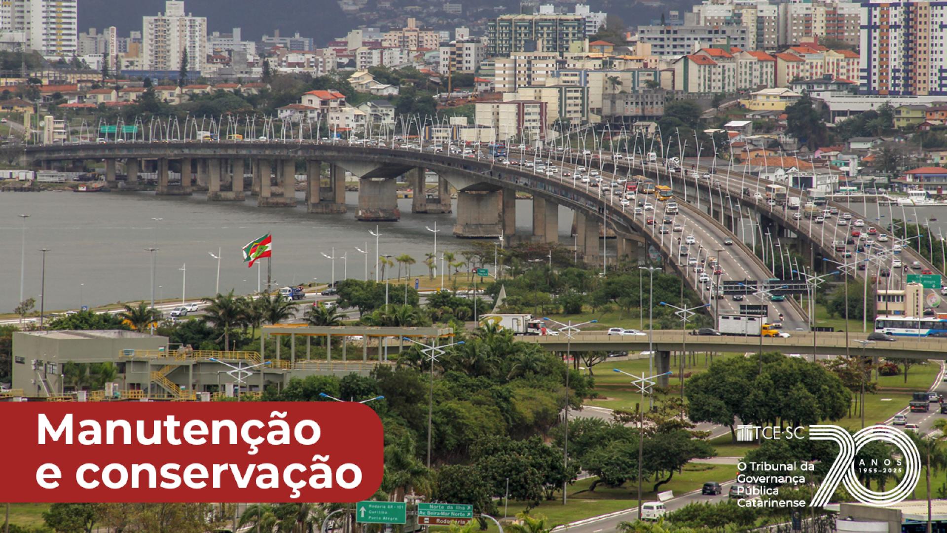 Imagem mostra duas pontes em perspectiva, saindo da direita para a esquerda da foto. À esquerda, na parte inferior, está escrito Manutenção e conservação em letras brancas sobre fundo vermelho. À direita, há o logo do TCE/SC com destaque para os 70 anos da instituição.