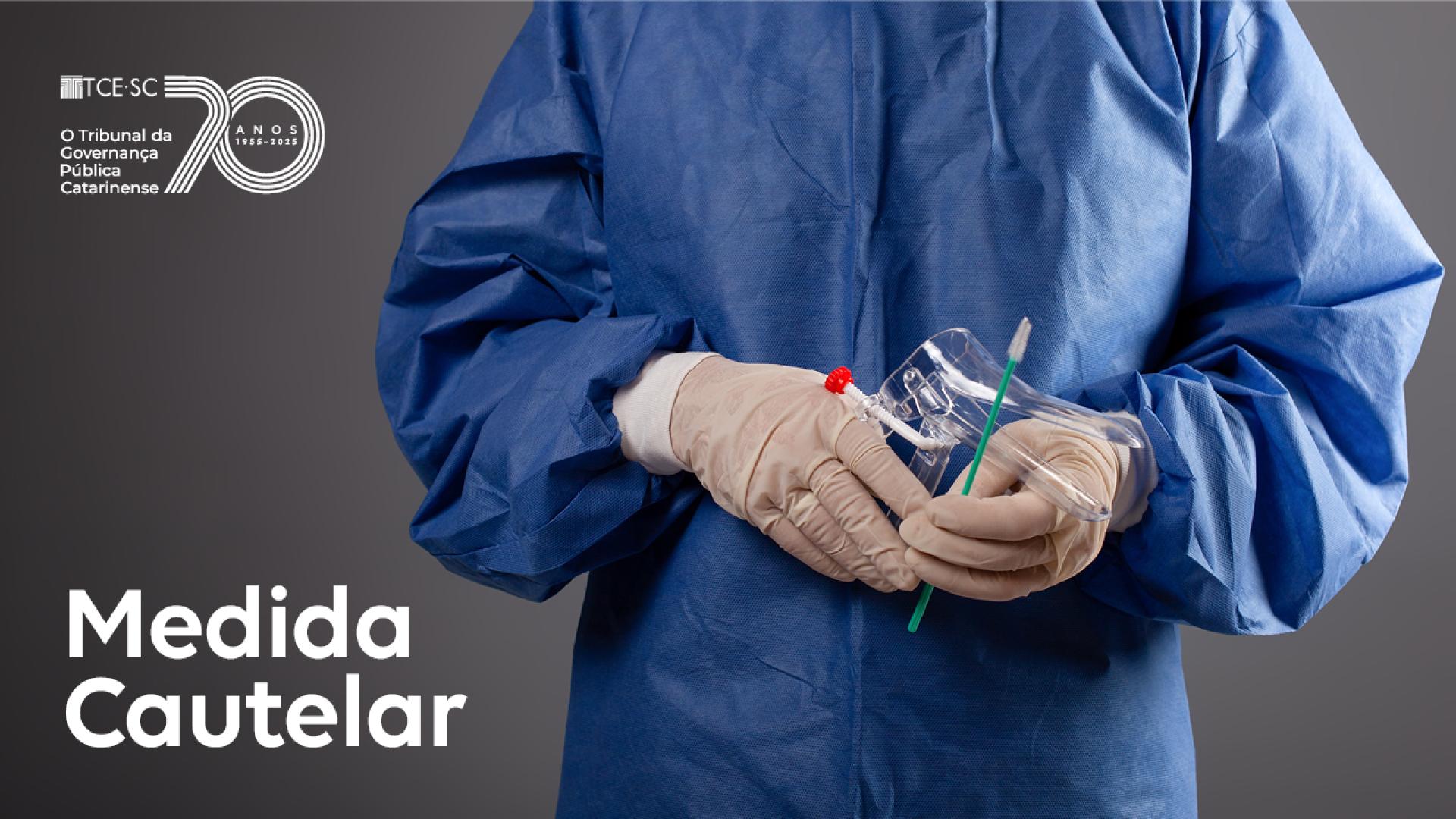 Imagem mostra uma pessoa vestindo um avental azul. Nas mãos ela têm instrumentos de coleta de líquidos de pacientes. O fundo é cinza. À esquerda, no alto, há o logo dos 70 anos do TCE/SC. Mais abaixo, escrito em branco, há a expressão “medida cautelar” 