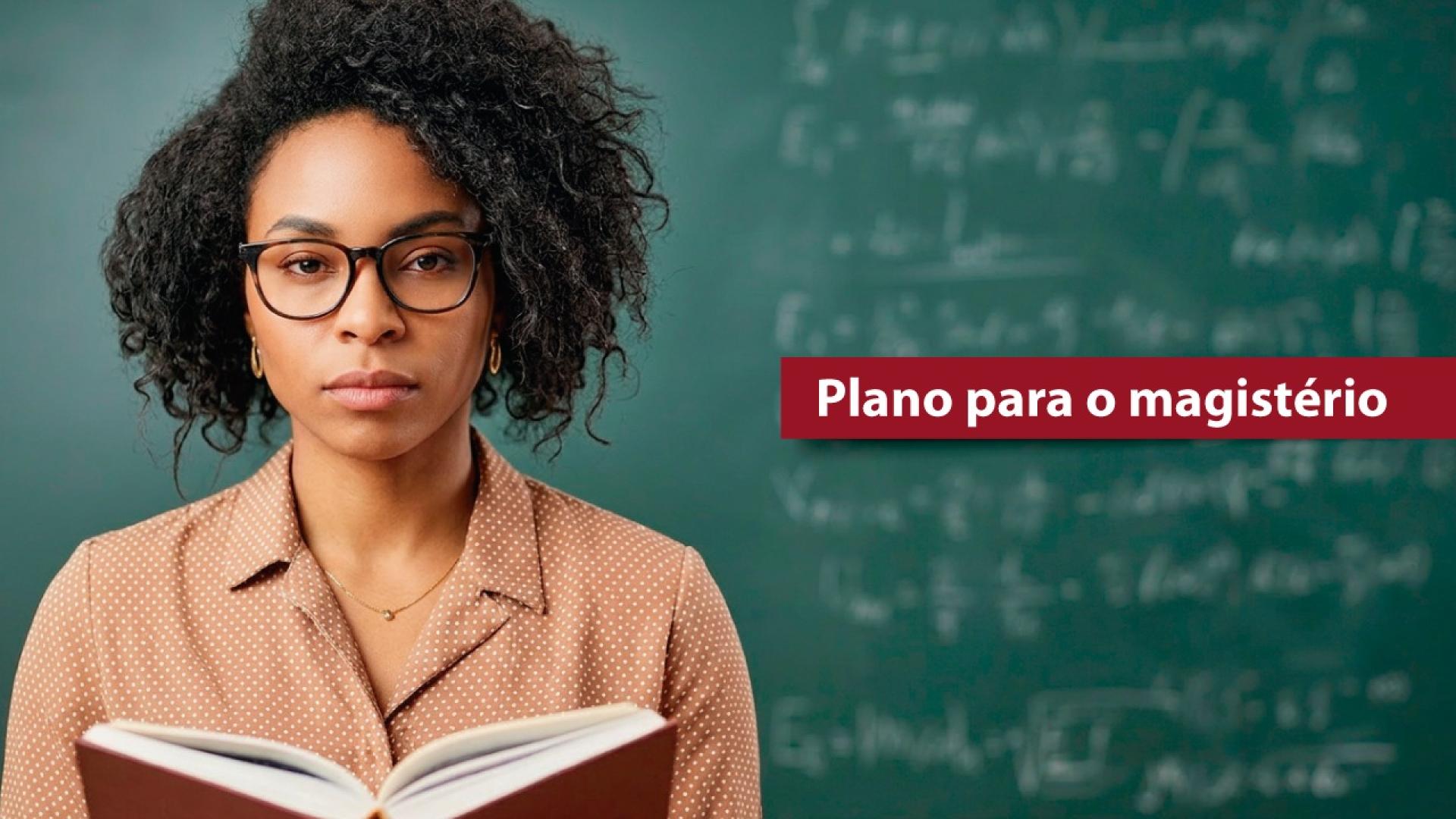 Banner horizontal com foto de uma professora em frente a um quadro verde-escuro com contas matemáticas anotadas em giz. Ela olha para a frente, é negra, usa óculos de grau e segura um livro aberto. Na lateral direita, em tarja vermelha, o texto "Plano para o magistério". 