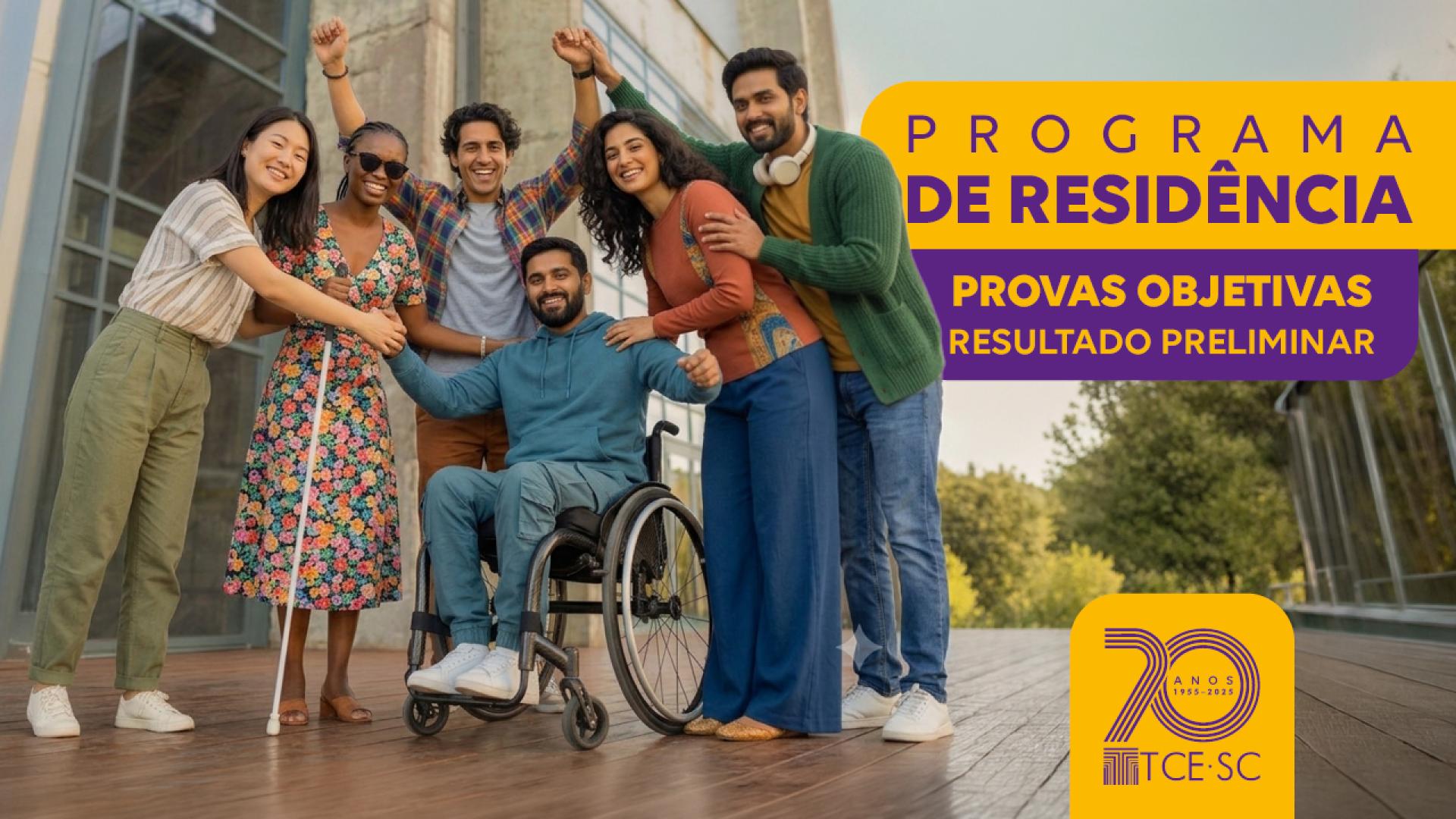 Banner horizontal com foto de seis pessoas em frente a um prédio. Sobre a foto, em tarjas roxas e amarelas, aparecem os textos “Programa de Residência. Provas objetivas. Resultado preliminar”. 