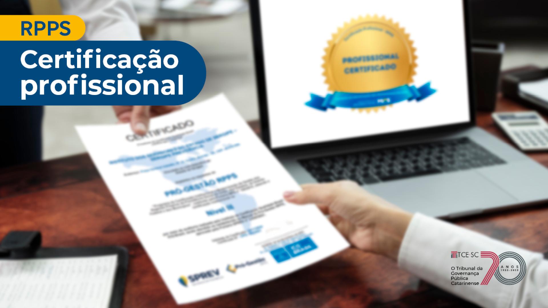 Imagem mostra a mão de uma pessoa entregando um certificado. No alto, à esquerda, há duas expressões: em azul sob fundo amarelo está escrito RPPS, em brando, sobre fundo azul, está escrito Certificação Profissional.