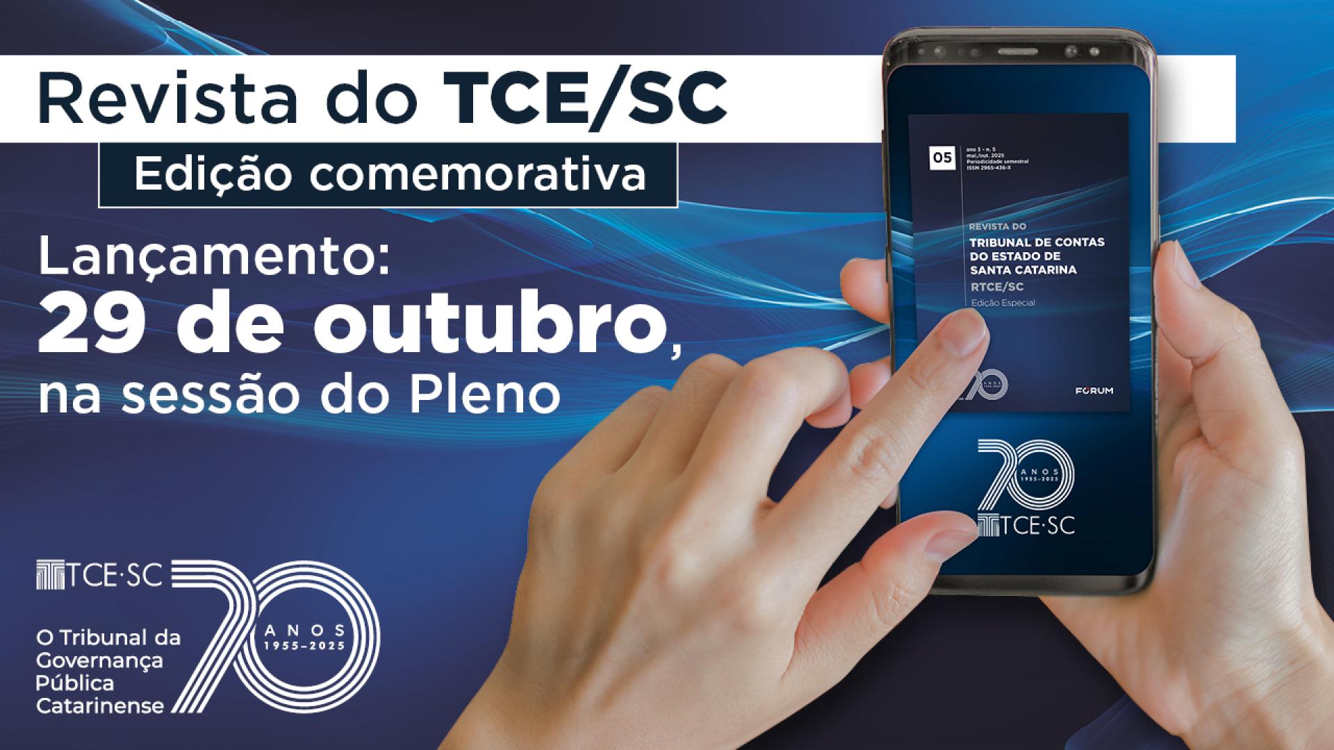 Banner horizontal com fundo em tons de azul-escuro. À esquerda, na cor branca, os textos “Revista do TCE/SC. Edição comemorativa. Lançamento: 29 de outubro, na sessão do Pleno”. Abaixo, selo comemorativo de aniversário do TCE/SC. À direita, imagem de duas mãos que seguram um celular. Na tela, aparece a capa da edição comemorativa da revista, na cor azul-escuro, com o título, as informações de ano e ISSN e logos da Editora Fórum e do Tribunal. 