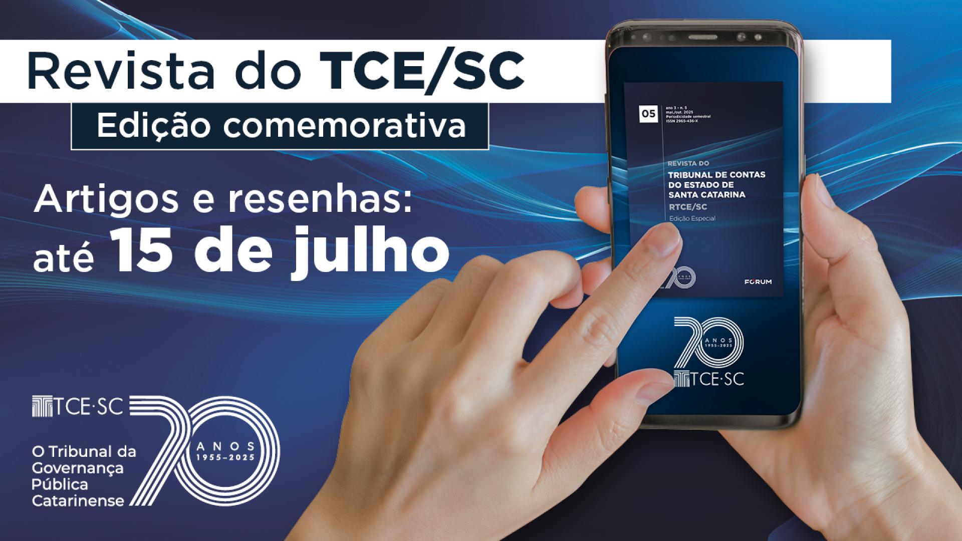 Banner horizontal com fundo em tons de azul-escuro. Na parte superior, os textos “Revista do TCE/SC. Edição comemorativa aos 70 anos do Tribunal”. No centro, o texto “Artigos e resenhas: até 15 de julho” e a imagem de duas mãos que seguram um celular — na tela, aparece a capa da edição comemorativa da revista, na cor azul-escuro. Na parte inferior, à esquerda, o selo comemorativo de aniversário do TCE/SC. 