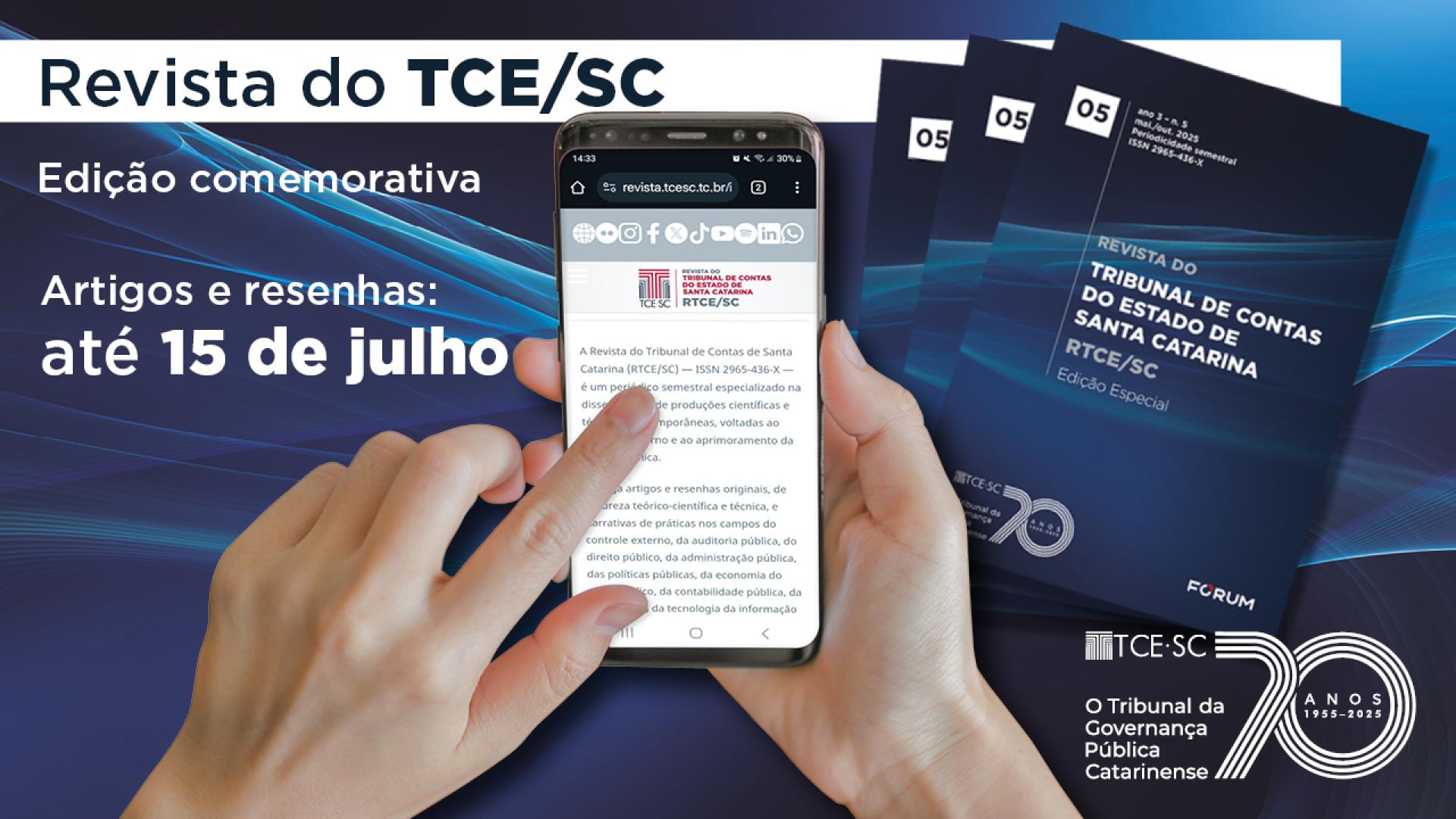 Banner horizontal com fundo em tons de azul-escuro. Na parte superior, à esquerda, os textos “Revista do TCE/SC. Edição comemorativa. Artigos e resenhas: até 15 de julho”. No centro para a direita, a imagem de duas mãos que seguram um celular — na tela, aparece parte do conteúdo do espaço da publicação, no Portal, e, ao lado a capa da edição comemorativa, na cor azul-escuro. Na parte inferior, à direita, o selo comemorativo de aniversário do TCE/SC. 