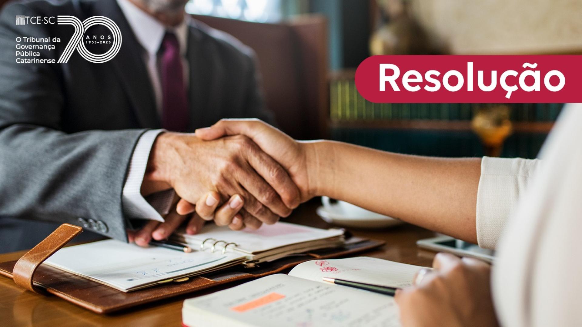 Banner com imagem central de um aperto de mãos entre duas pessoas em ambiente de escritório; à esquerda, pessoa vestindo terno escuro e gravata, e à direita, pessoa com blusa clara. Sobre a mesa há uma agenda aberta. No canto superior esquerdo aparece o logo do TCE/SC. À direita, retângulo vermelho com a palavra “Resolução” em destaque. 