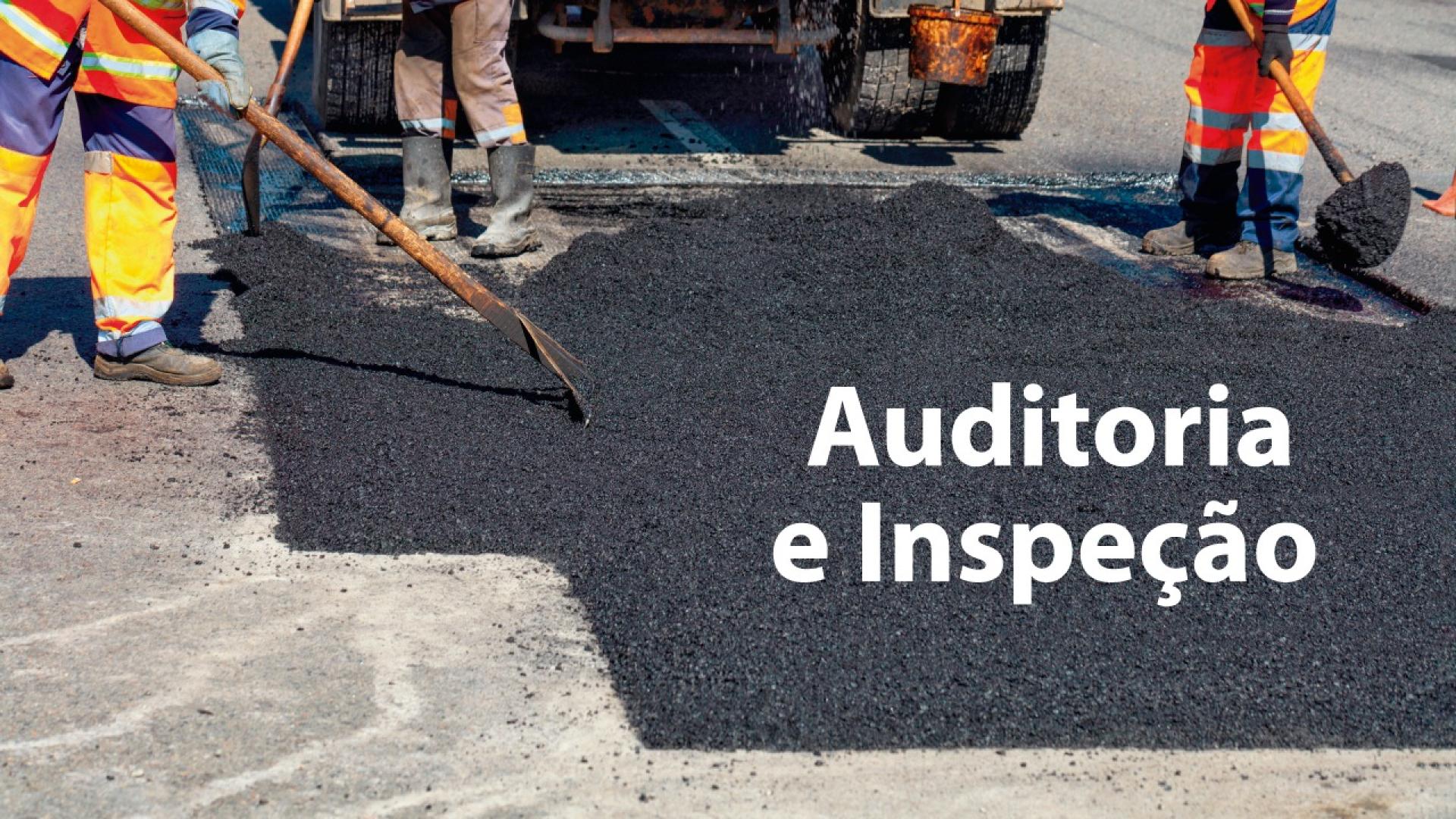Banner com imagem de trabalhadores realizando pavimentação asfáltica em via urbana. Três operários, utilizando uniformes de alta visibilidade com faixas refletivas e botas, espalham massa asfáltica quente com pás e rastelos sobre a pista. Ao fundo, parte de uma máquina de pavimentação é visível. No lado direito da imagem, sobre a área escura do asfalto, aparece o texto “Auditoria e Inspeção” em letras brancas. 