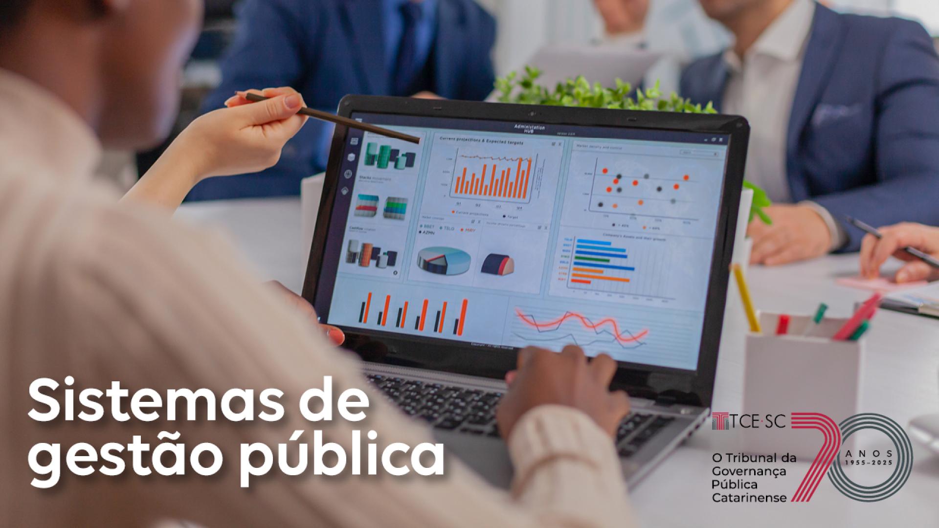 Imagem mostra laptop aberto sobre uma mesa e uma pessoa de costas observando os gráficos na tela. À direita está escrito, em letras brancas, Sistemas de Gestão Pública.