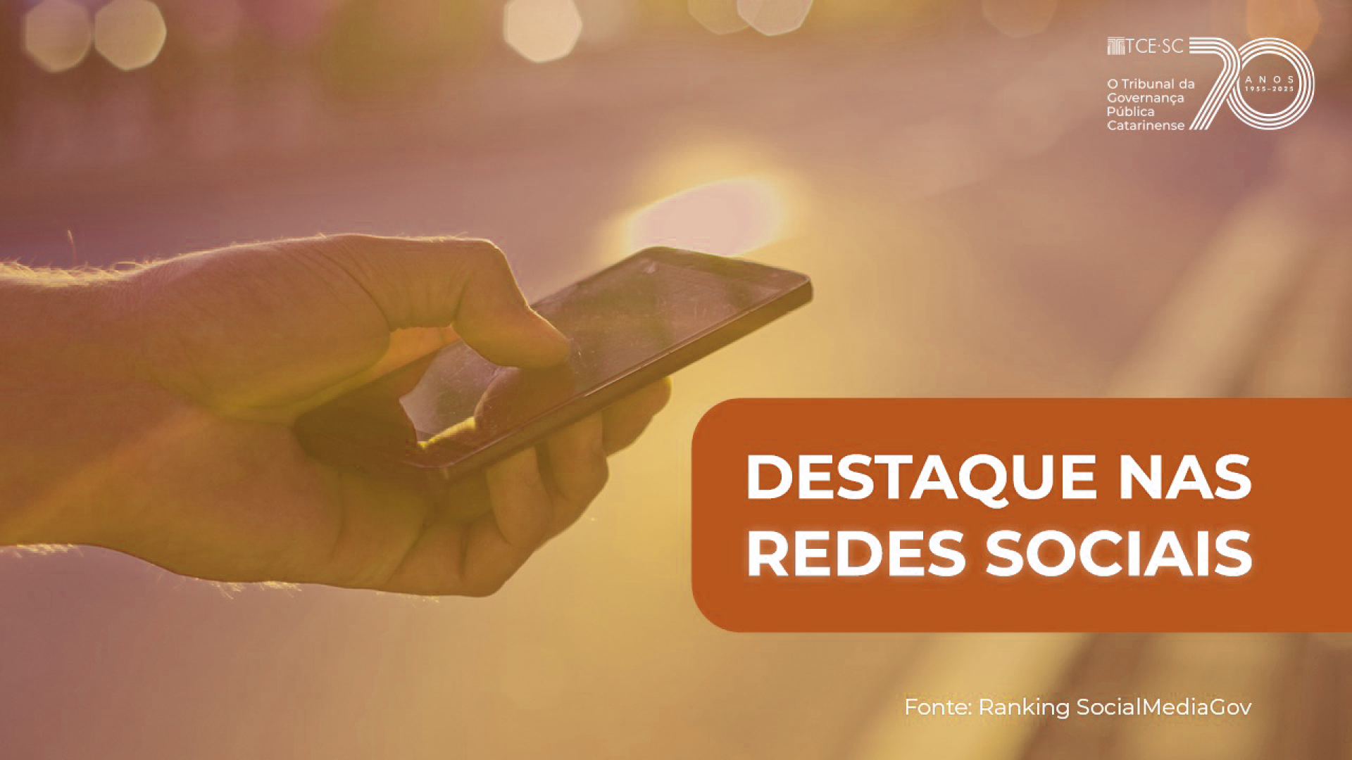 Banner horizontal de uma mão segurando um celular, com filtro amarelado. Na lateral direita, em tarja amarelo escuro, o texto "Destaque nas redes sociais". Abaixo, em menor tamanho, o texto "Fonte: Ranking SocialMediaGov". No canto superior direito, logo dos 70 anos do TCE/SC.