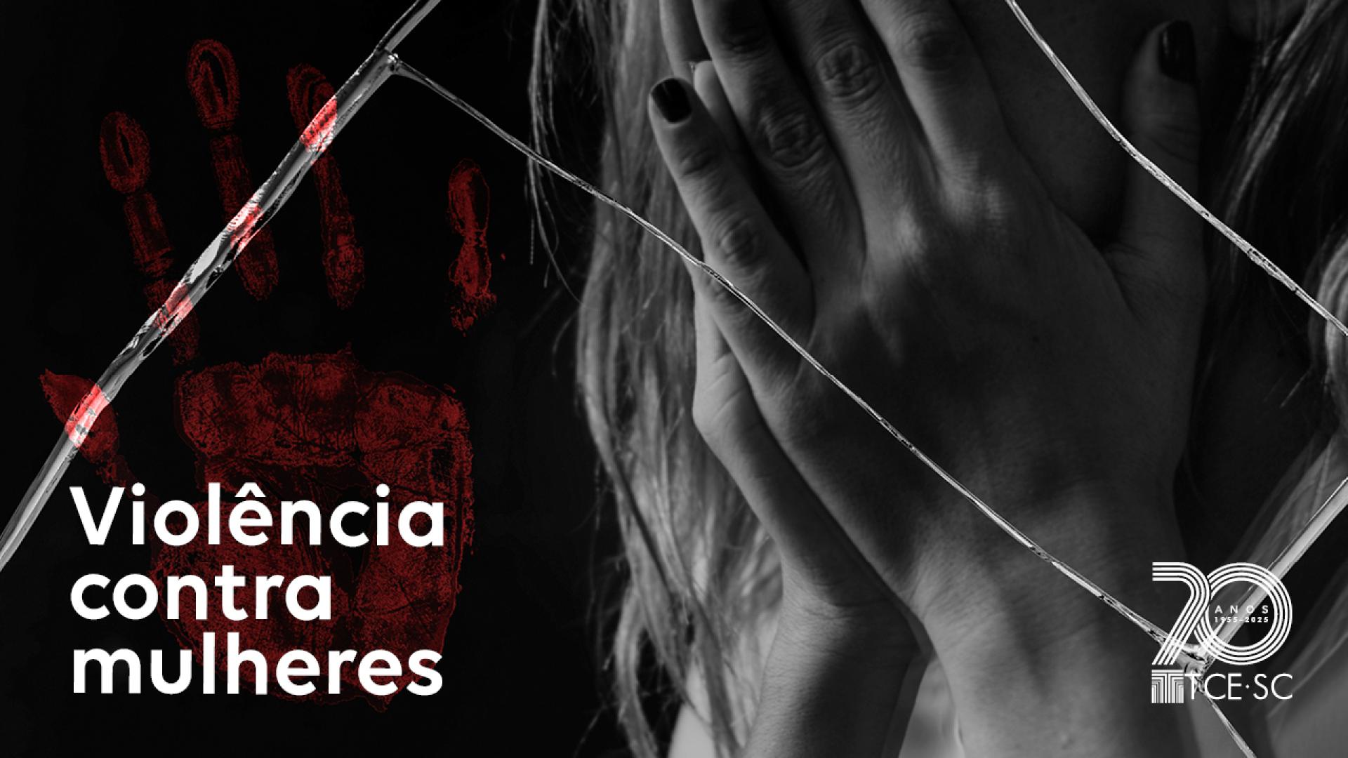 Banner horizontal com foto, em preto e branco, do rosto de uma mulher coberto pelas próprias mãos. Ela tem cabelos claros e unhas pintadas de preto. À esquerda, em fundo preto, há uma marca de mão vermelha, sobre a qual está o texto “Violência contra as mulheres”, em fonte branca. Sobre a imagem, há rachaduras simulando vidro quebrado. No canto inferior direito, logo comemorativo aos 70 anos do TCE/SC. 