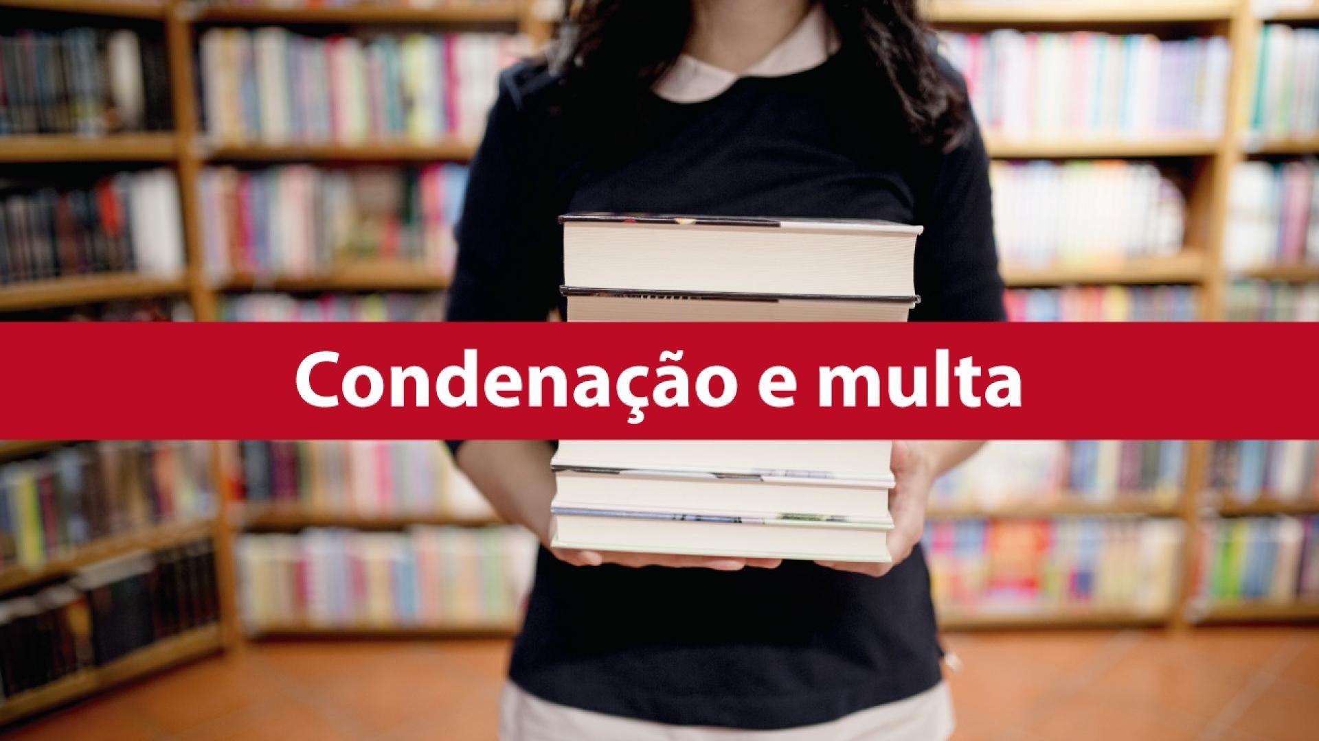 Banner horizontal com foto de uma pessoa segurando livros empilhados. Ao fundo, uma estante de livros. Sobre a foto, tarja horizontal vermelha com o texto “Condenação e multa”. 