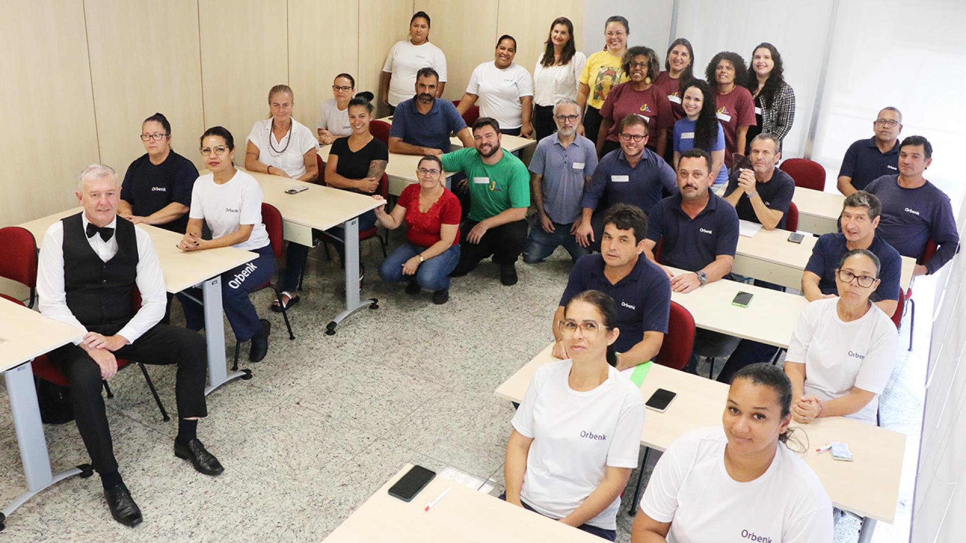 Foto da aula inaugural do curso da EJA. Na imagem, os participantes do curso e os representantes da prefeitura de Florianópolis. 