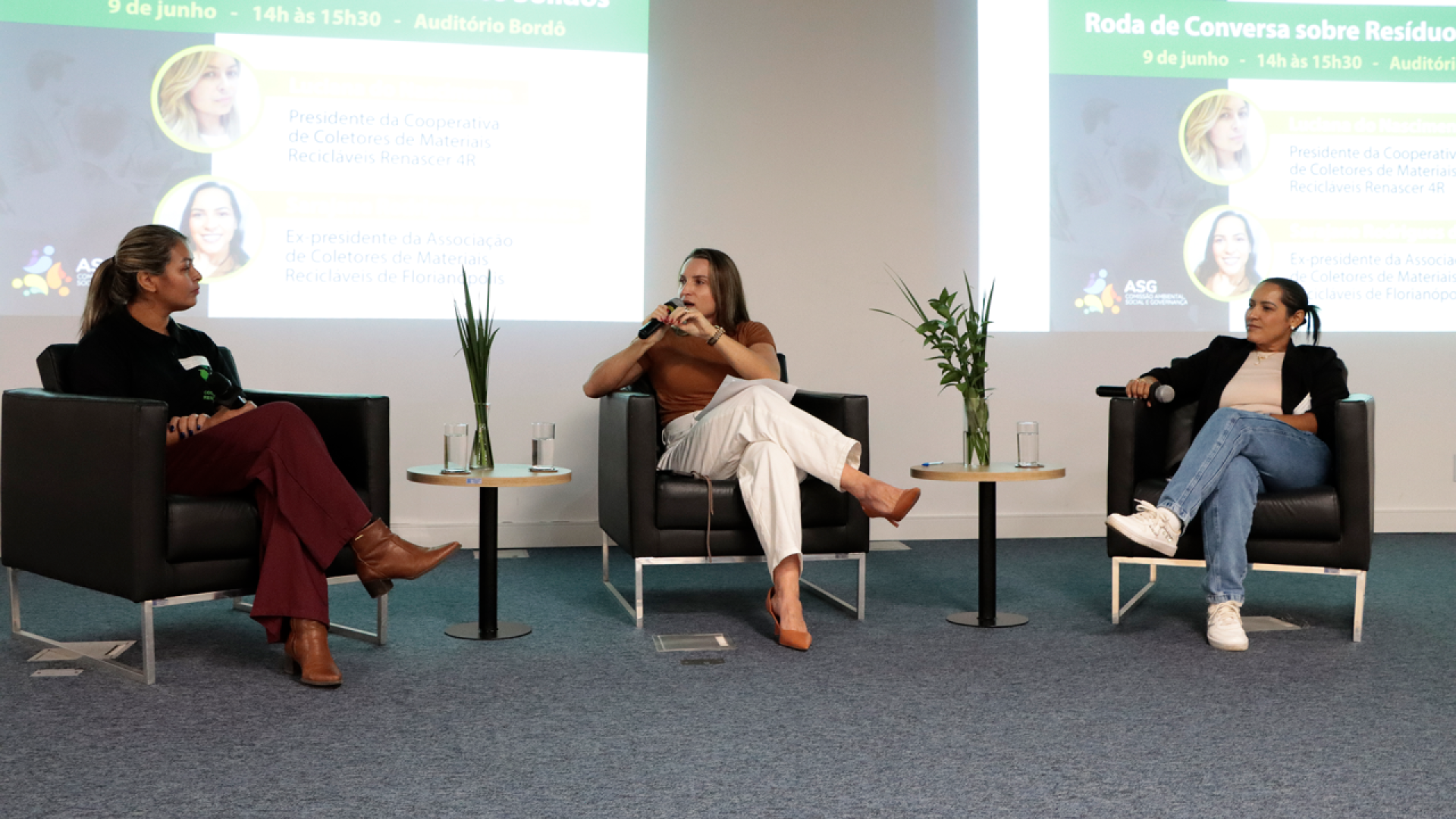 Banner horizontal com foto das três palestrantes: Luciana do Nascimento, Andressa Zancanaro de Abreu e Sarajane Rodrigues dos Santos. Elas estão sentadas em poltronas, lado a lado, no palco do auditório azul do TCE/SC. Ao fundo, projeção de apresentação.