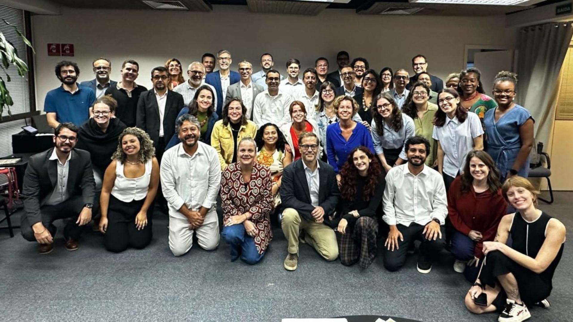 Banner horizontal com foto posada de várias pessoas, lado a lado, durante o encontro. Todas sorriem. Entre os presentes, o auditor do TCE/SC Luiz Cláudio Viana e representantes de outras instituições. 