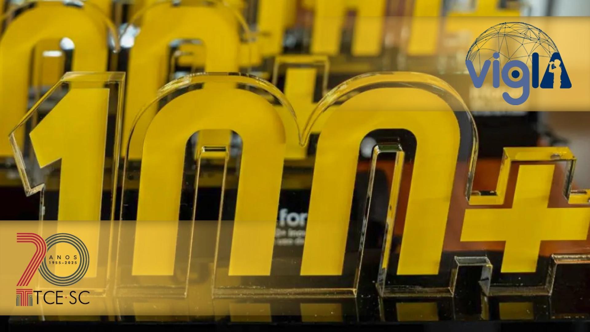 Imagem mostra em amarelo o número 100 e o sinal gráfico de mais ocupando quase toda a área. No alto, à direita, está o logotipo do VigIA. Na parte inferior, à esquerda, está o logotipo do TCE/SC 70 anos