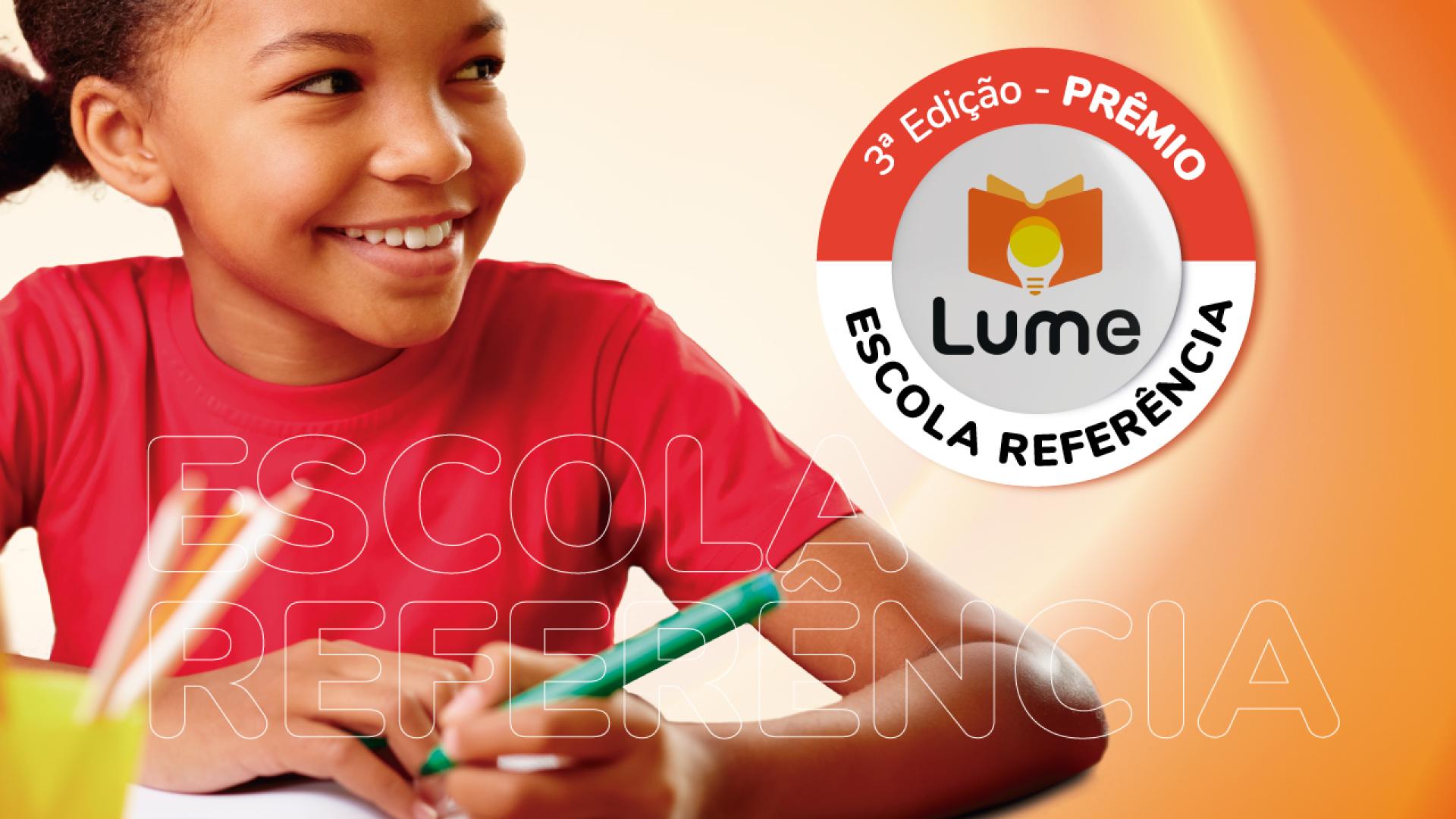 Banner horizontal com fundo laranja e branco. À esquerda, imagem de uma menina negra, que usa roupa vermelha, escrevendo em um caderno. Ela usa lápis verde. Está sorrindo e olhando para a direita. À direita do banner, logo da terceira edição do Prêmio Lume: Escola Referência, composto pela inscrição e pelo ícone de um livro aberto e uma lâmpada, dentro de um círculo. 