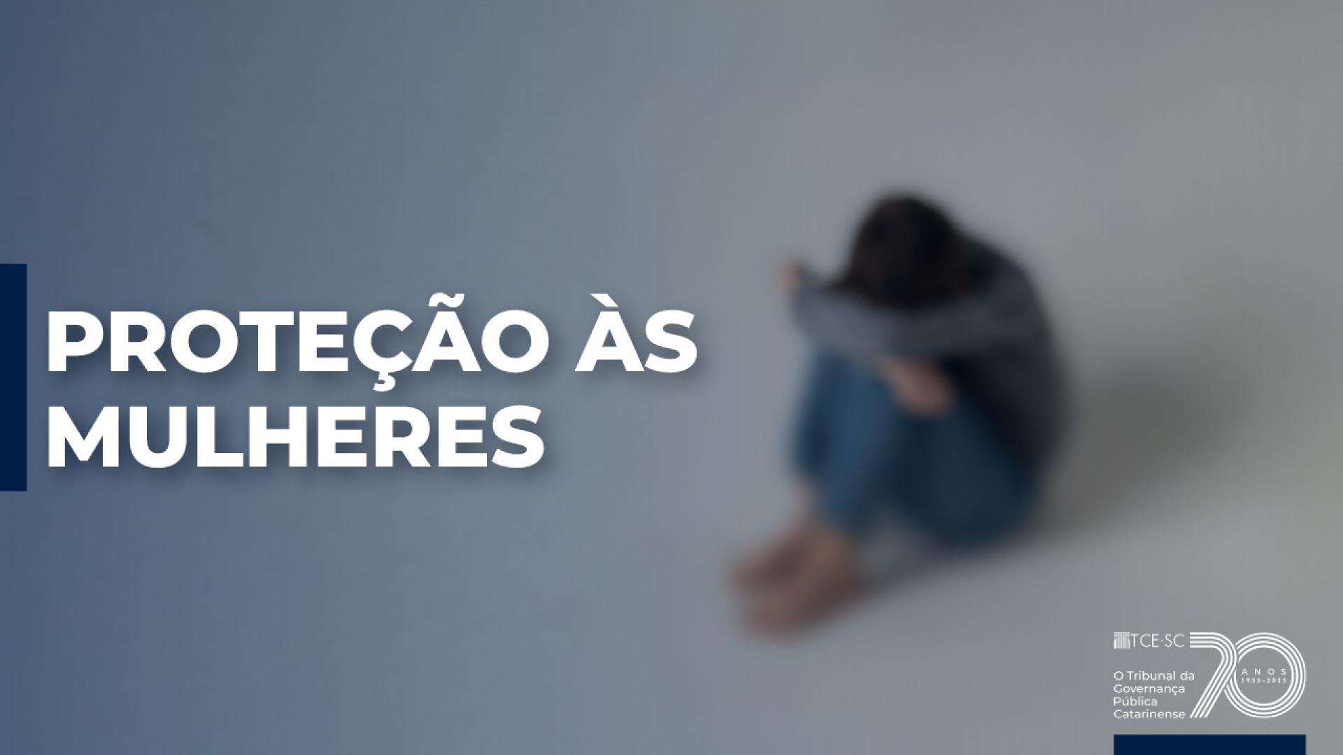 Banner horizontal com foto desfocada de uma mulher sentada no chão, com o corpo encolhido e os braços envolvendo as pernas, em ambiente completamente branco. Sobre a foto, à esquerda, o texto “Proteção às mulheres” em letras brancas e em caixa alta. No canto inferior direito, logo do TCE/SC. 
