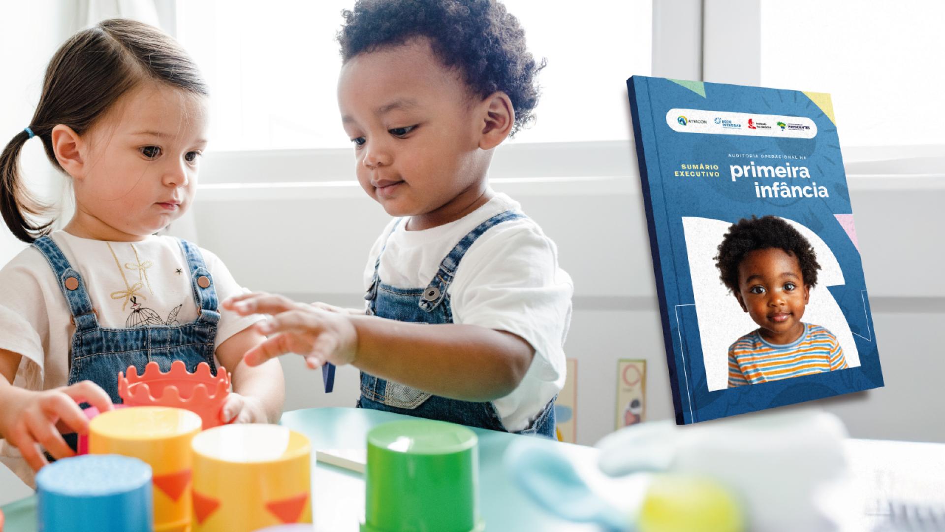 Banner horizontal com fundo claro mostrando, à esquerda, duas crianças pequenas brincando em uma mesa com brinquedos coloridos. Uma menina de cabelos escuros presos e um menino de cabelos cacheados vestem roupas casuais e interagem com peças lúdicas, em um ambiente iluminado que remete à educação infantil. À direita, aparece a imagem de uma publicação intitulada “Sumário Executivo — primeira infância”, cuja capa exibe a foto de uma criança e logos institucionais na parte superior.