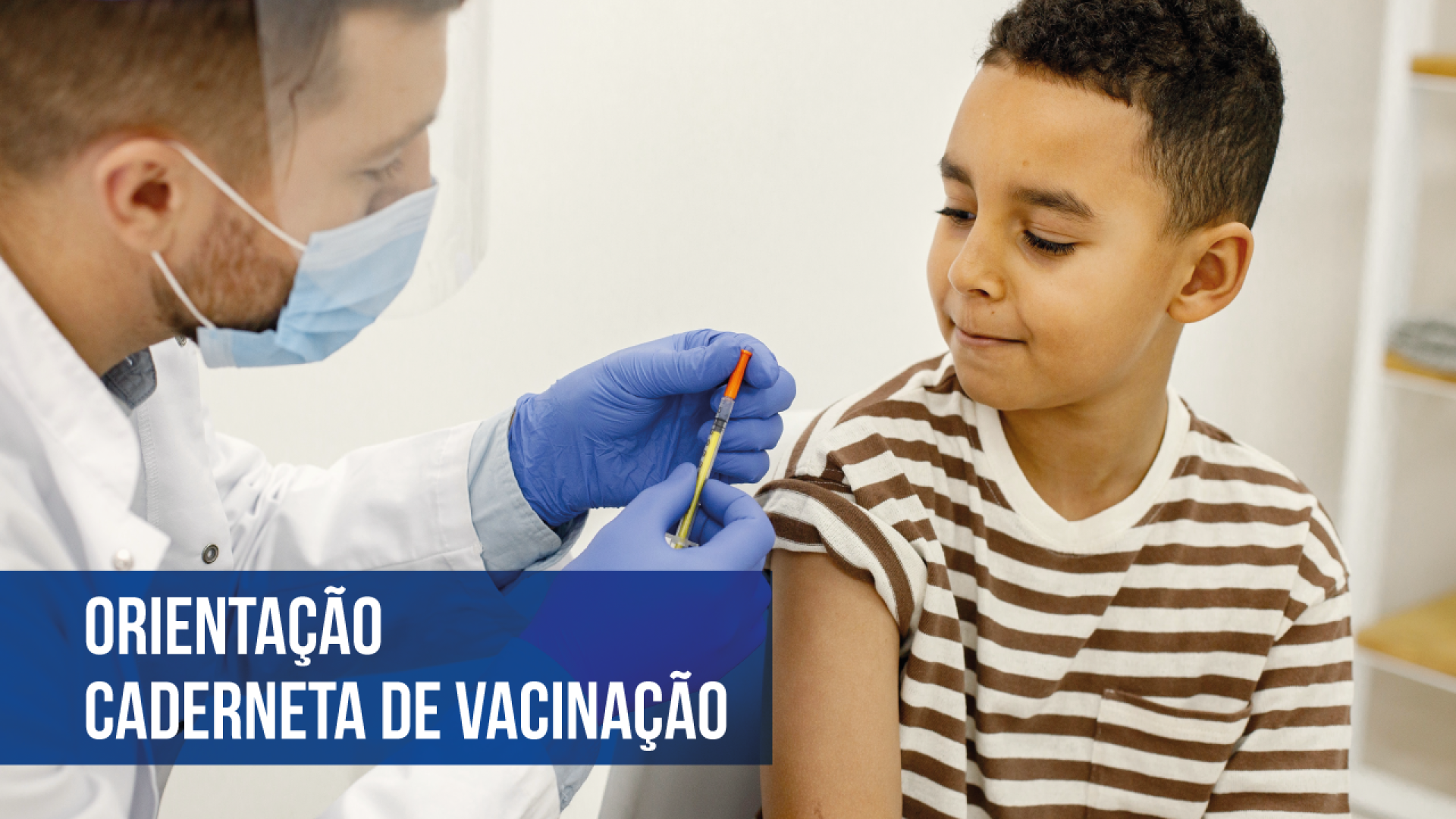 Banner com a imagem de um profissional da saúde segurando uma seringa e um menino. Sobre a imagem, o texto “Orientação - Caderneta de vacinação”, em fonte branca e em uma tarja azul. 
