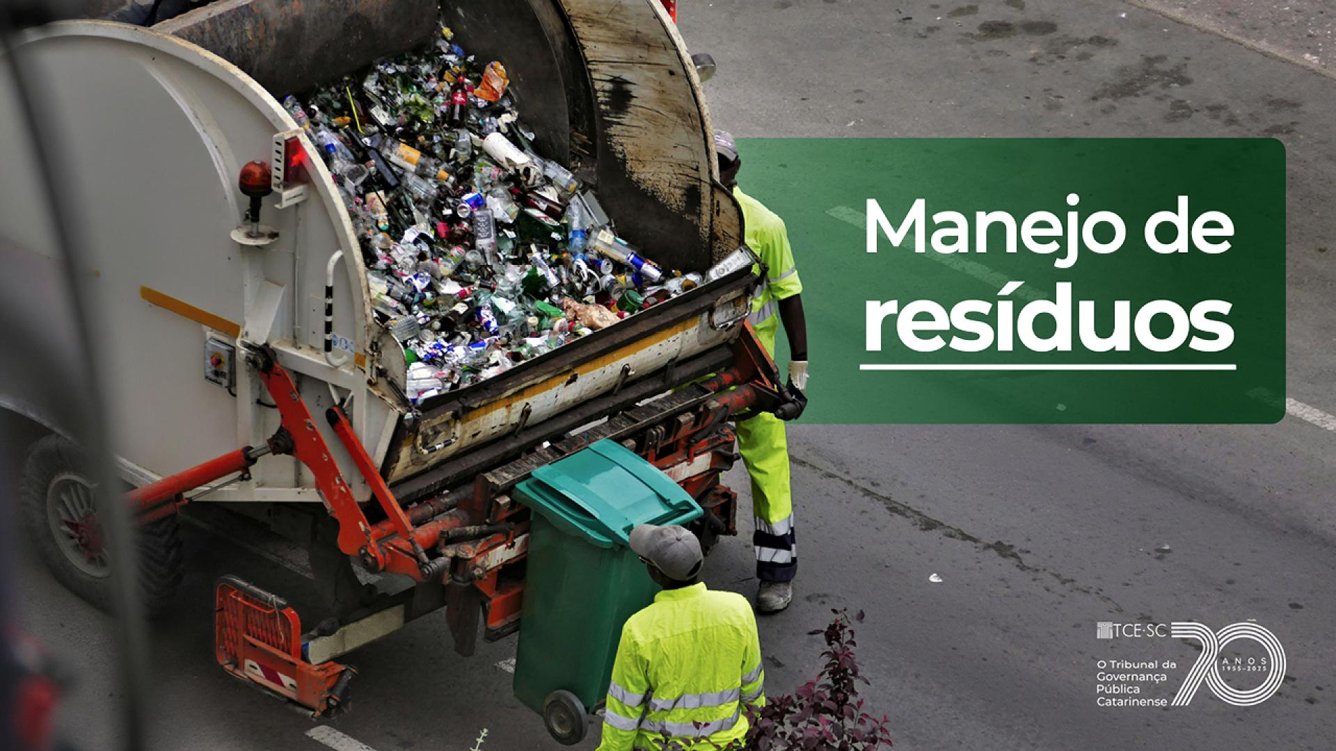 Banner horizontal com foto de dois trabalhadores manejando resíduos na parte traseira de um caminhão coletor. Sobre a foto, tarja verde com o texto "Manejo de resíduos". 