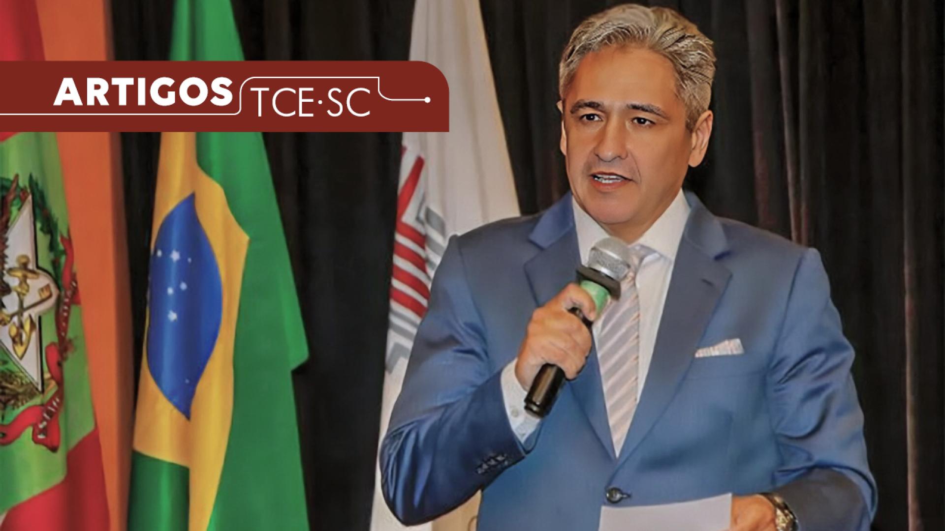 Banner horizontal com a foto do conselheiro Aderson Flores. Sobre a foto, na lateral esquerda superior, o texto "Artigos TCE/SC", em uma tarja bordô.