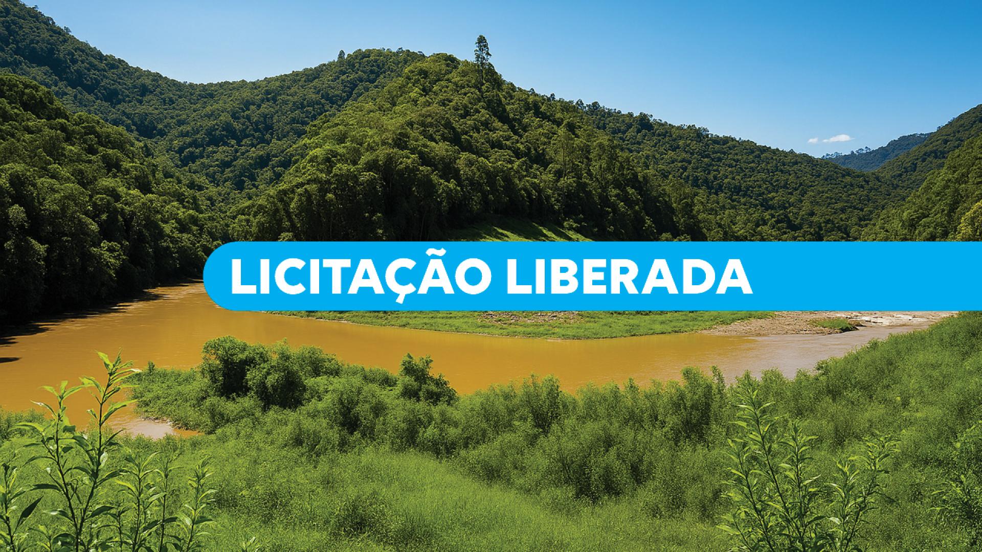 Banner horizontal com foto de paisagem natural composta por um rio de águas amarronzadas que serpenteia entre áreas de vegetação verde e morros cobertos por mata densa. Ao centro da imagem, há uma faixa azul com o texto “Licitação liberada". 