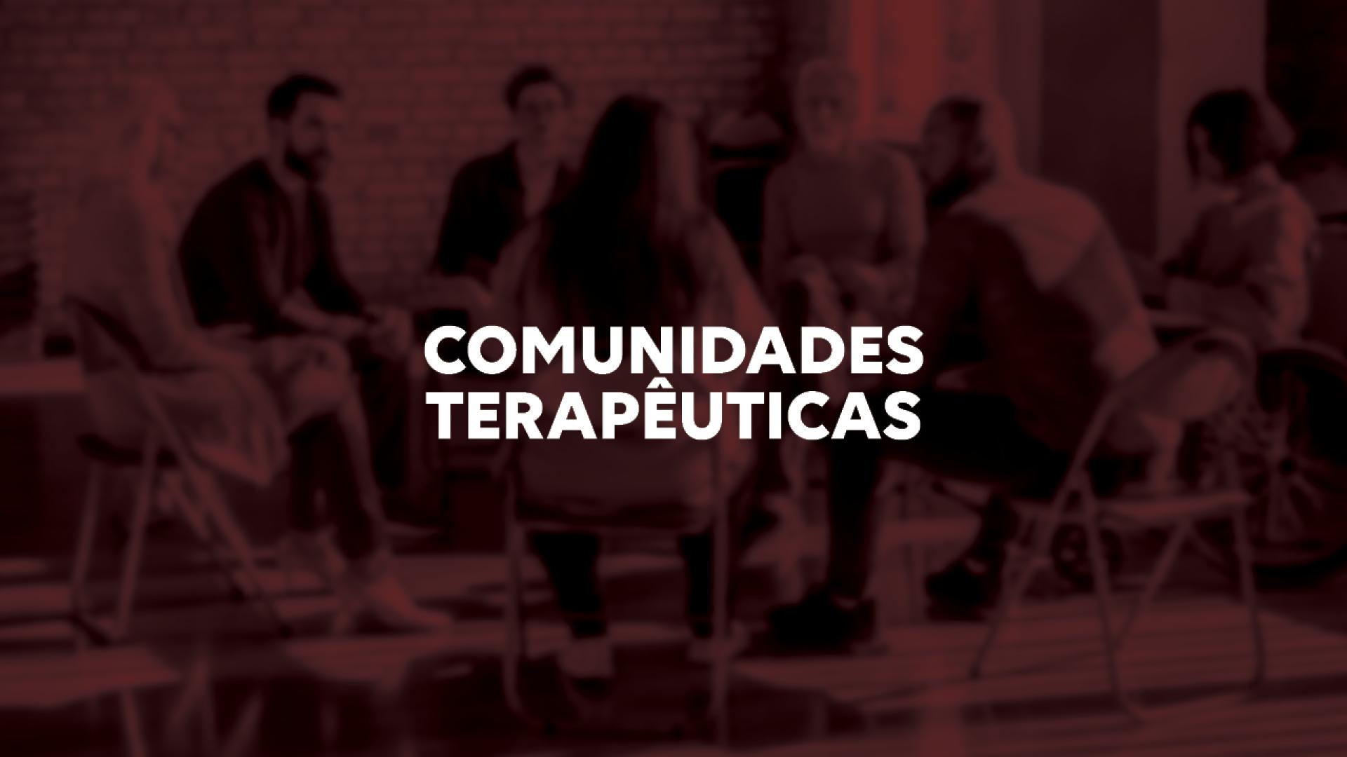 Imagem mostra ao um grupo de pessoas reunidas em círculo. Há uma sépia avermelhada sobre a imagem. Ao centro, escrito em branco, há a expressão "comunidades terapêuticas"