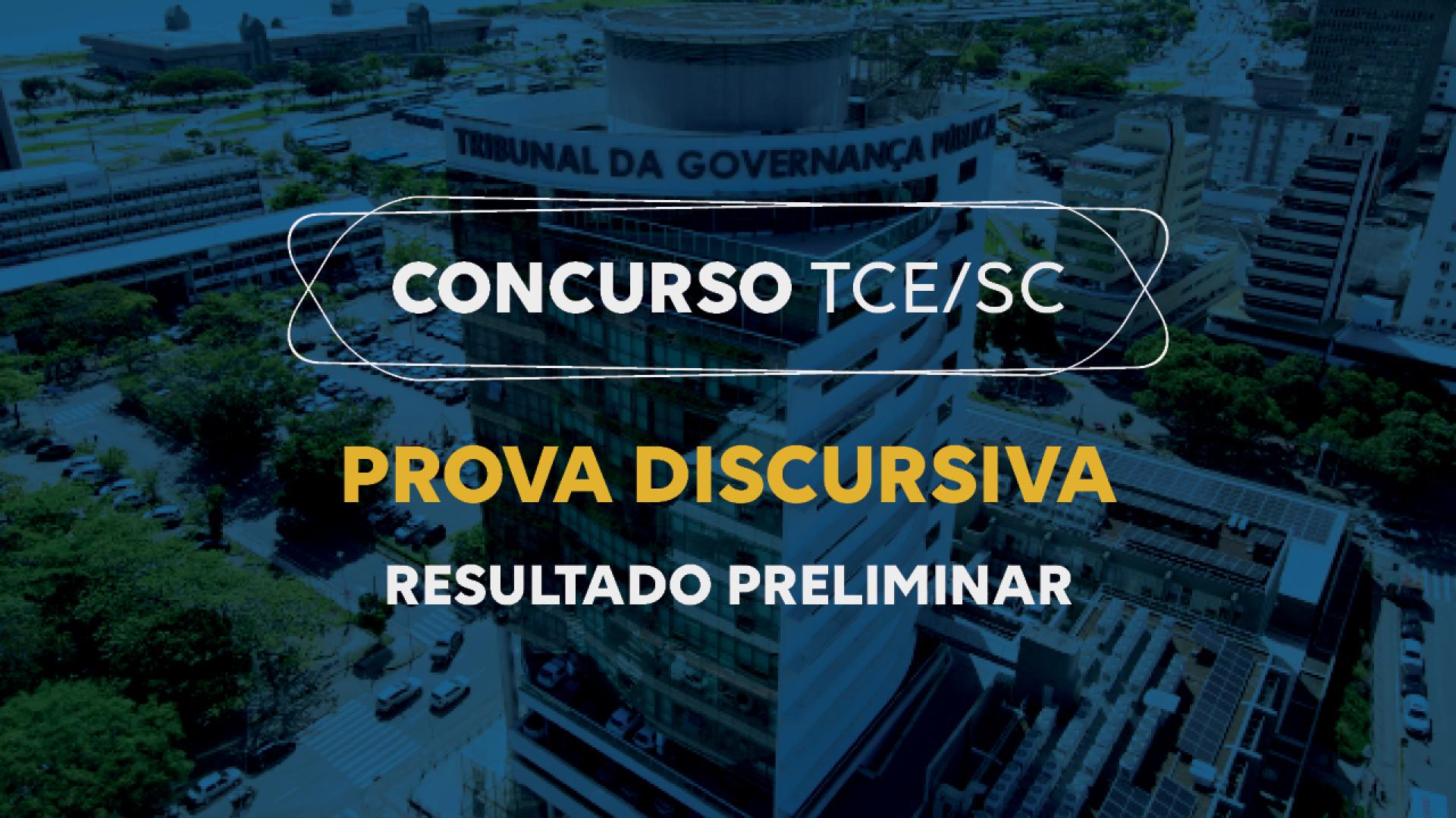 Banner horizontal com foto do prédio do TCE/SC, com filtro azul-escuro. Sobre a imagem, ao centro, em retângulo vazado, o título “Concurso TCE/SC” e o texto “Prova discursiva. Resultado preliminar”. 