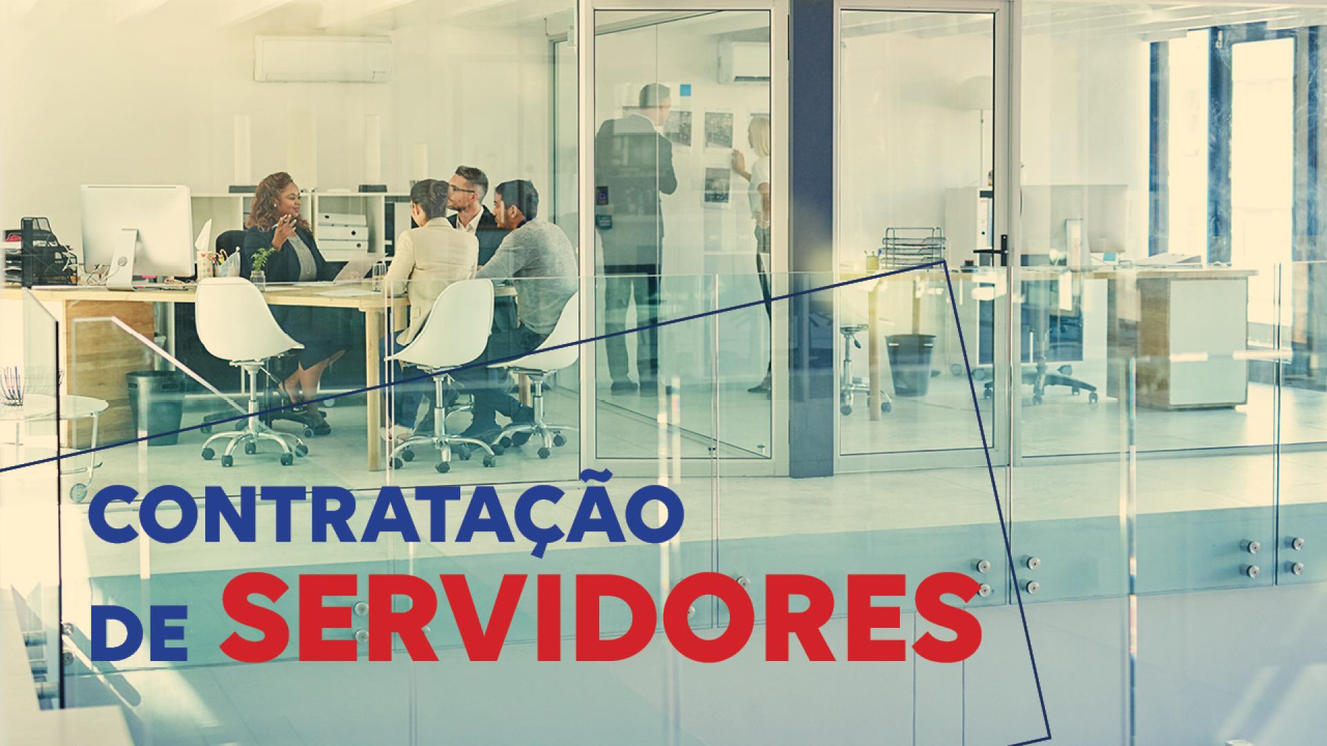 Banner horizontal com foto de pessoas reunidas em um escritório. O ambiente é claro, com iluminação natural. Sobre a foto, em fonte azul e vermelha, o texto "Contratação de servidores". 