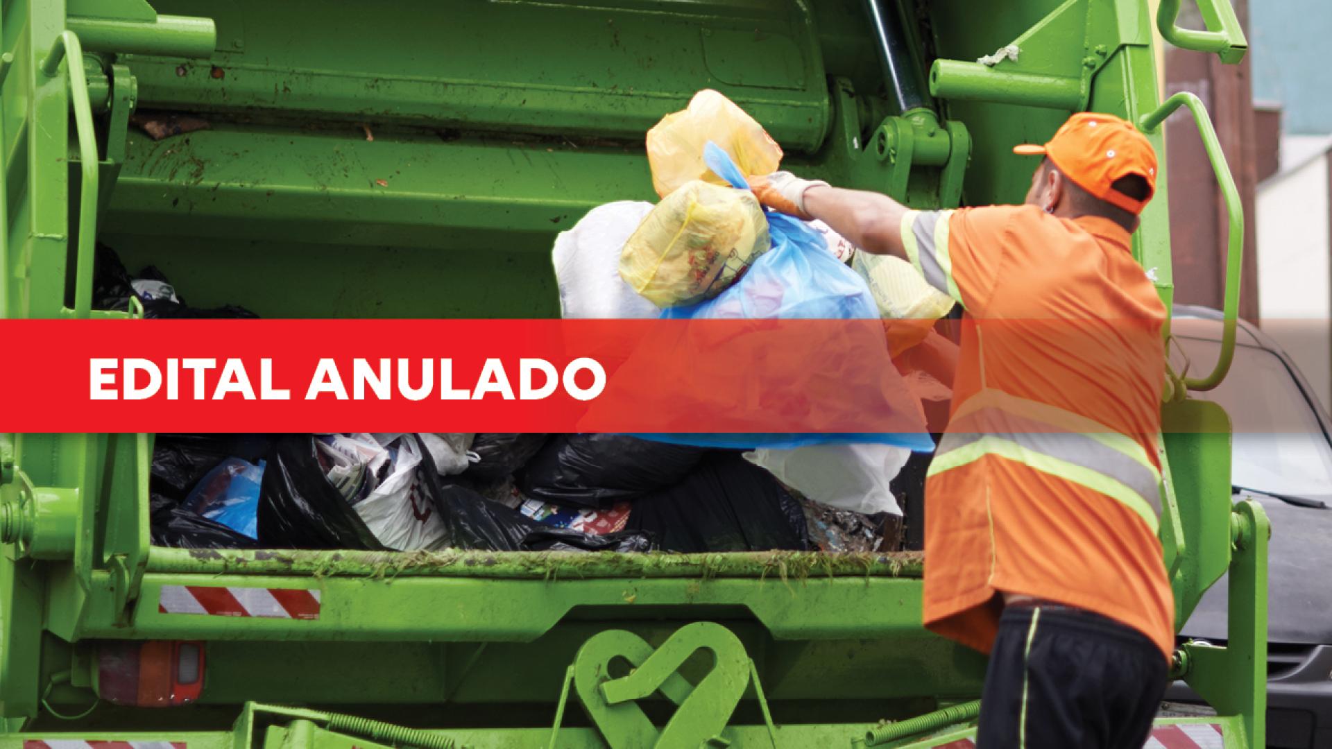 Banner horizontal com foto da parte traseira de caminhão de lixo. Um funcionário arremessa alguns sacos de lixo para o depósito. Ao centro, uma faixa vermelha em degradê, com as palavras "edital Anulado, em letras brancas