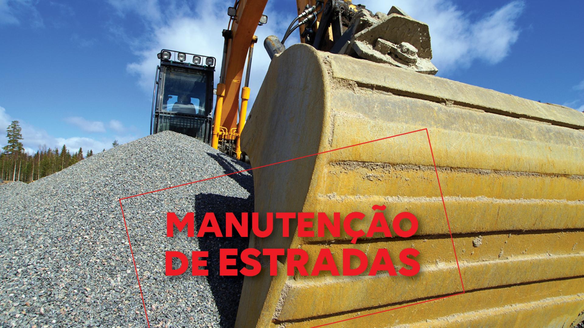 Banner horizontal com foto de uma caçamba metálica amarela de uma escavadeira, vista de perto, ocupando grande parte da imagem. À esquerda, há um grande monte de brita cinza. Ao fundo, vê-se parte da estrutura da máquina de construção, com cabine preta e braço hidráulico amarelo, sob um céu azul com nuvens brancas. Sobre a imagem, em destaque, está o texto “Manutenção de estradas”, em fonte vermelha. 