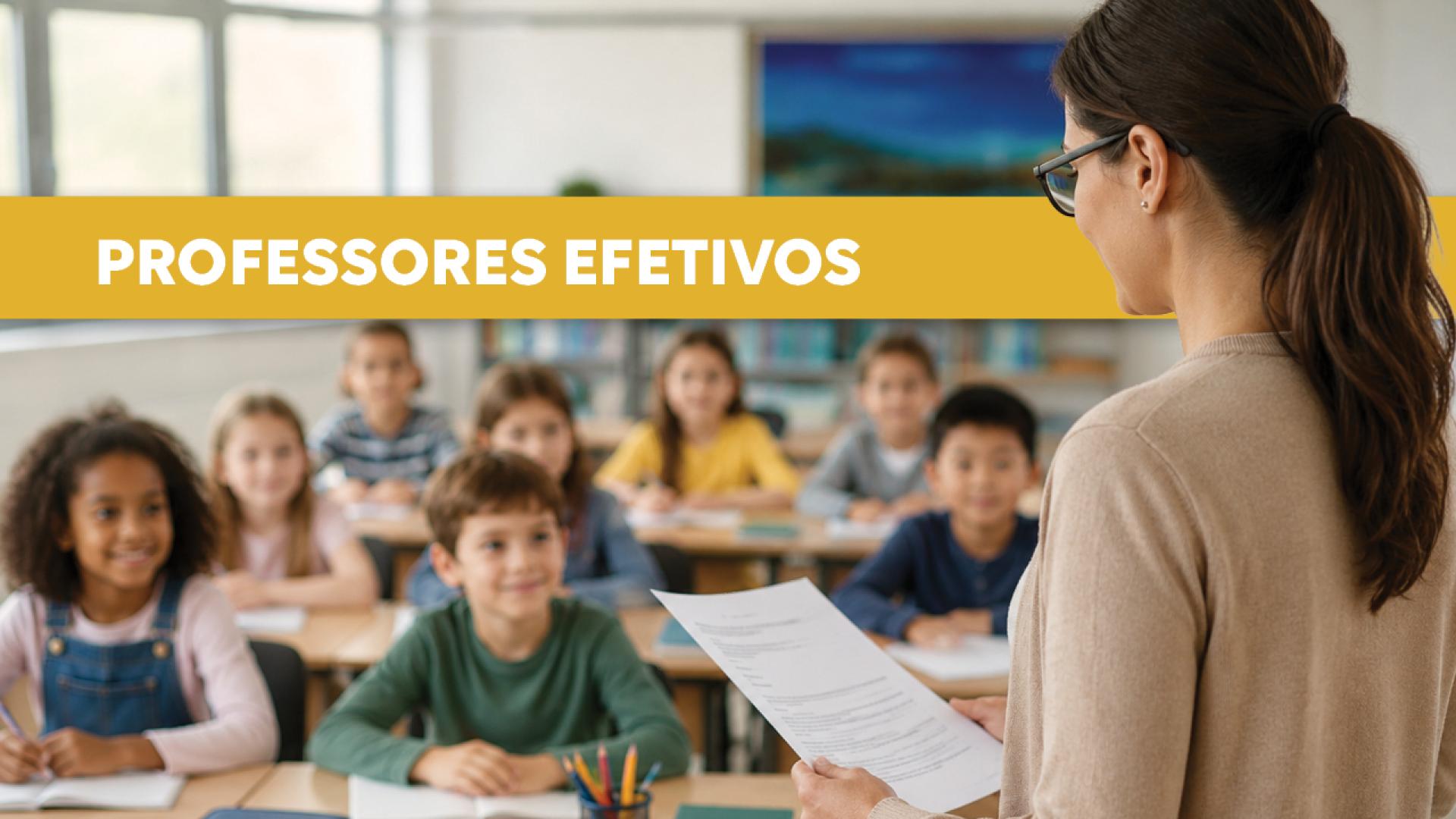 Imagem mostra uma mulher adulta, de cabelo comprido e óculos, à direita, em uma sala de auda. Ao fundo, fora de foco, há crianças olhando para ela. À esquerda, sobre uma tarja amarela, está escrito “professores efetivos”. 