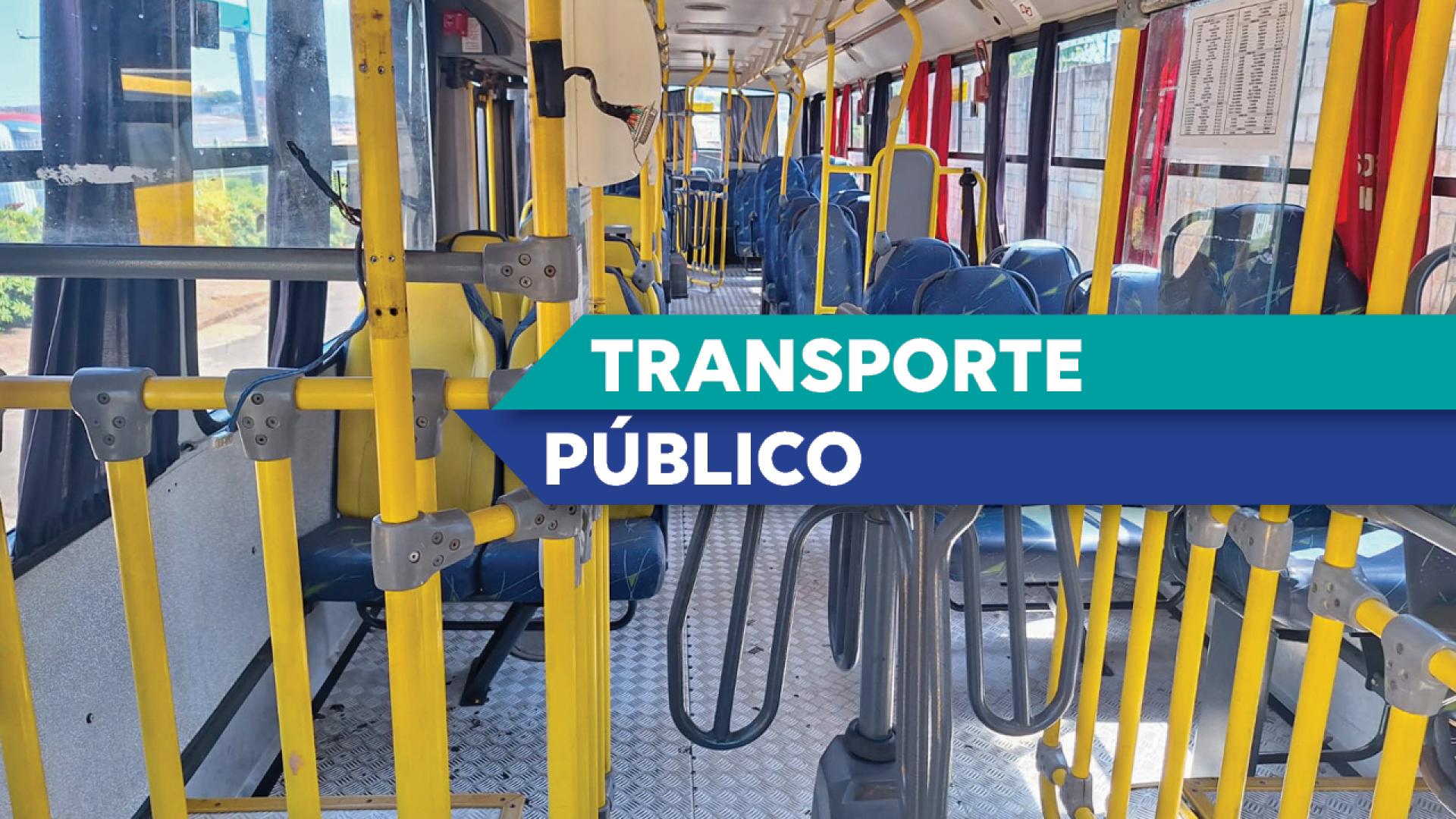 Banner horizontal com foto do interior de um ônibus coletivo. A imagem mostra corredores, assentos azuis e barras de apoio amarelas distribuídas ao longo do veículo, sem passageiros. Sobre a foto, há faixas em tons de azul e verde com o texto "Transporte público".