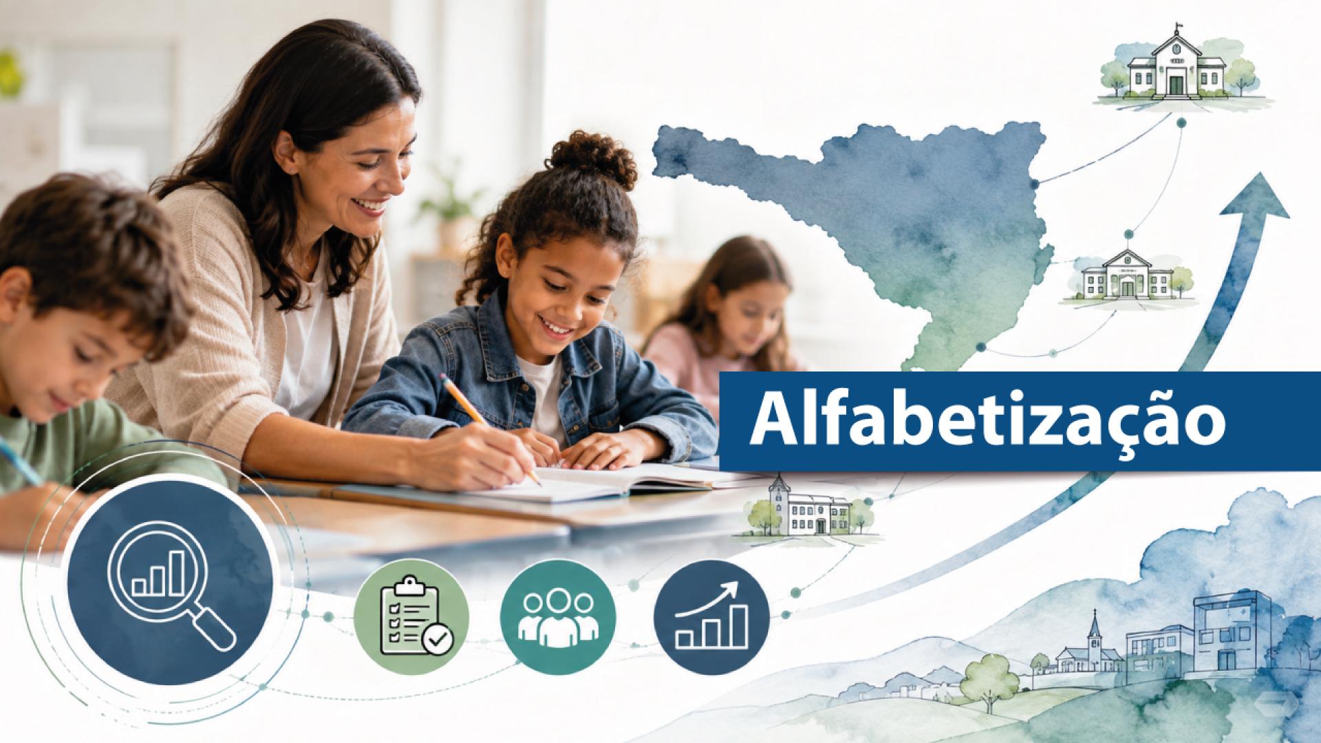 Banner horizontal com foto de uma professora auxiliando três crianças a fazer uma atividade. Sobre a foto, há elementos que remetem ao Fatol TCE. Na lateral direita, em tarja azul, o texto "Alfabetização".   