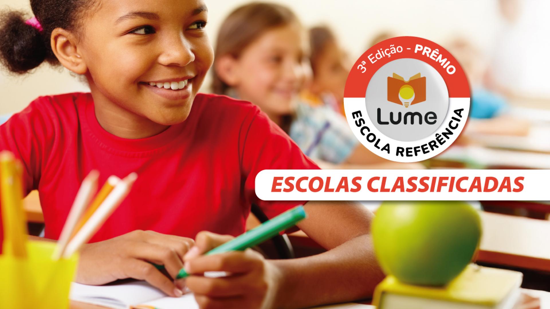 Banner horizontal com fundo laranja e branco. À esquerda, imagem de uma menina negra, que usa roupa vermelha, escrevendo em um caderno. Ela usa lápis verde. Está sorrindo e olhando para a direita. À direita do banner, logo da terceira edição do Prêmio Lume: Escola Referência, composto pela inscrição e pelo ícone de um livro aberto e uma lâmpada, dentro de um círculo. Abaixo do logo, está escrito Escolas Classificadas