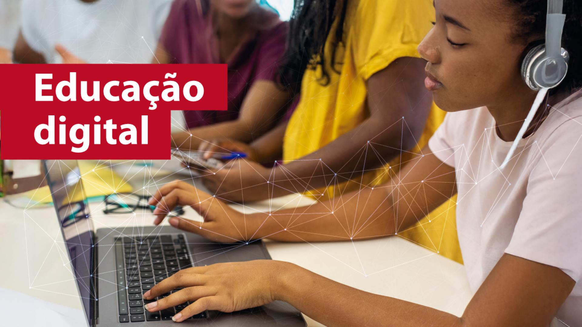 Banner horizontal com foto de uma estudante mexendo em um notebook, ao lado de outros colegas. Ela usa fone de ouvido. Sobre a foto, há linhas em marca d’água que simulam gráficos. À esquerda, em tarja bordô, o texto “Educação digital”. 