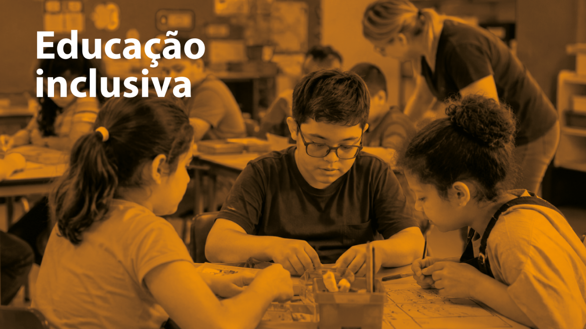 A imagem traz estudantes participam de atividade em sala de aula voltada à aprendizagem colaborativa, em tom laranja com as palavras em destaque em branco: "Educação inclusiva"