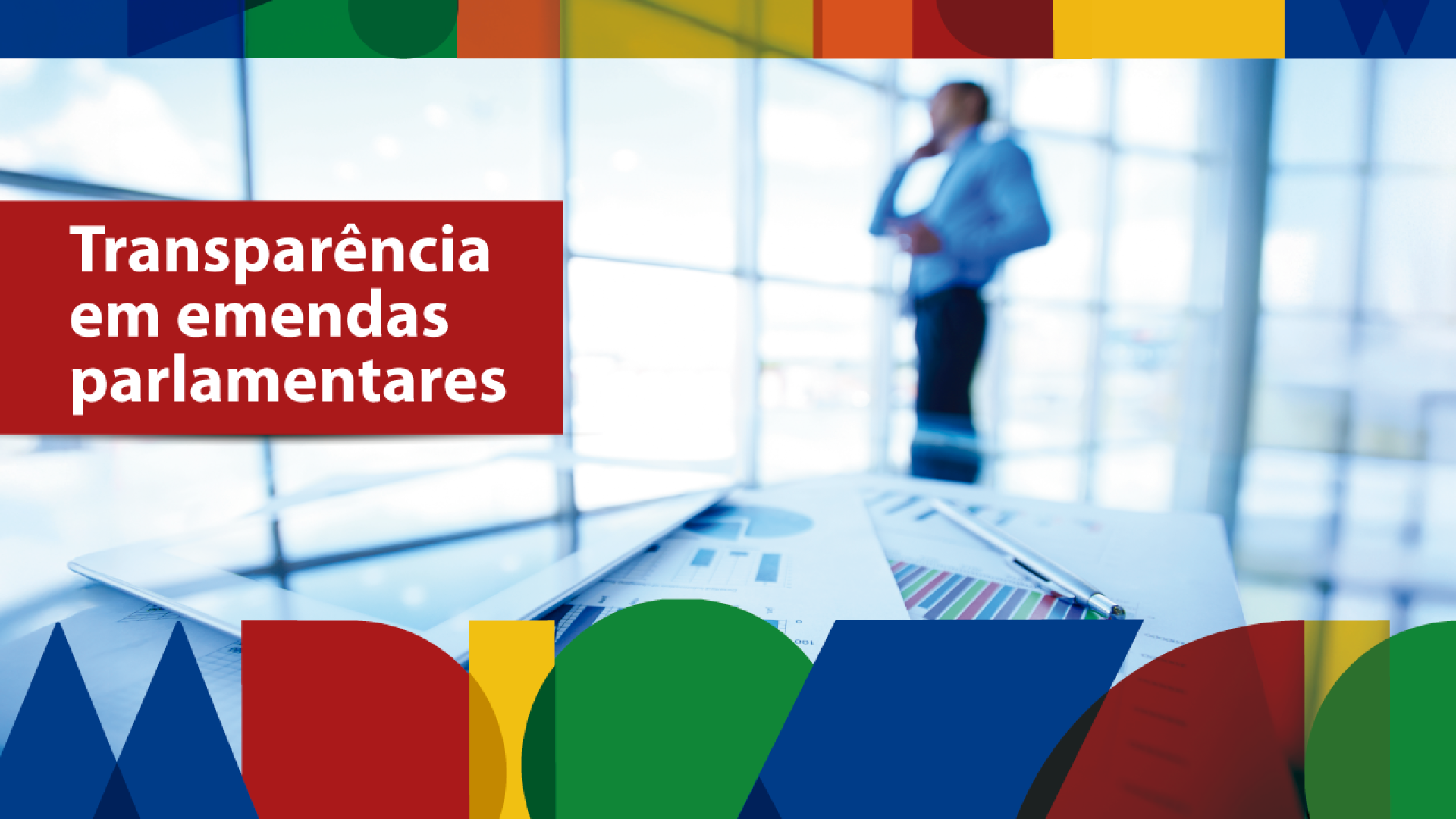 Imagem inserida em uma moldura colorida em azul, verde, vermelho e variações causadas por sobreposição dessas cores. Ao centro, em primeiro plano, há planilhas com gráficos. Ao fundo, aparece a imagem desfocada de um homem. À esquerdam, em letras brancas sobre fundo vermelho, está escrito Transparência em emendas parlamentares. 