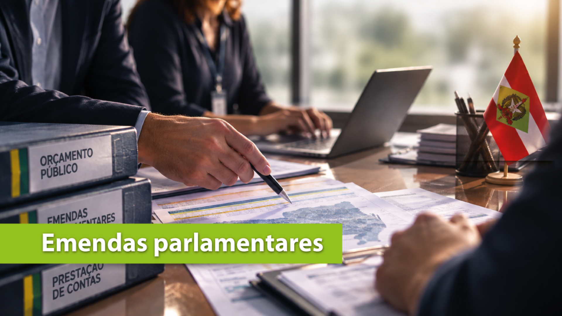   Banner horizontal com foto de pessoas sentadas diante de uma mesa de escritório analisando gráficos, tabelas e planilhas. Sobre a foto, o texto “Emendas parlamentares”, em tarja verde. 