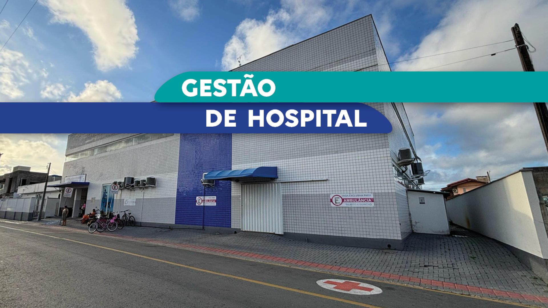 Banner com foto de fachada de hospital moderno de fundo. O prédio é branco com elementos azuis, portas de entrada e placas de identificação. Ao fundo, céu azul com nuvens brancas. Sobrepostas, duas faixas de texto "Gestão de hospital".