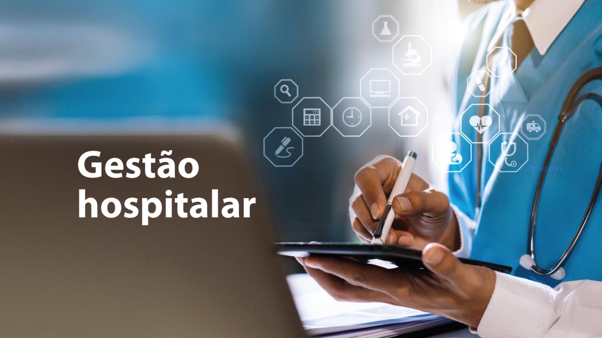 Banner horizontal com imagem relacionada à gestão hospitalar. À direita, aparece um profissional da saúde vestindo jaleco azul e estetoscópio, segurando um tablet e escrevendo com uma caneta digital. Sobre a imagem, há ícones translúcidos ligados à área da saúde, como coração, prontuário, relógio, casa, ambulância e microscópio, sugerindo tecnologia e organização hospitalar. À esquerda, sobre fundo desfocado em tons de azul, está o texto “Gestão hospitalar” em destaque. 