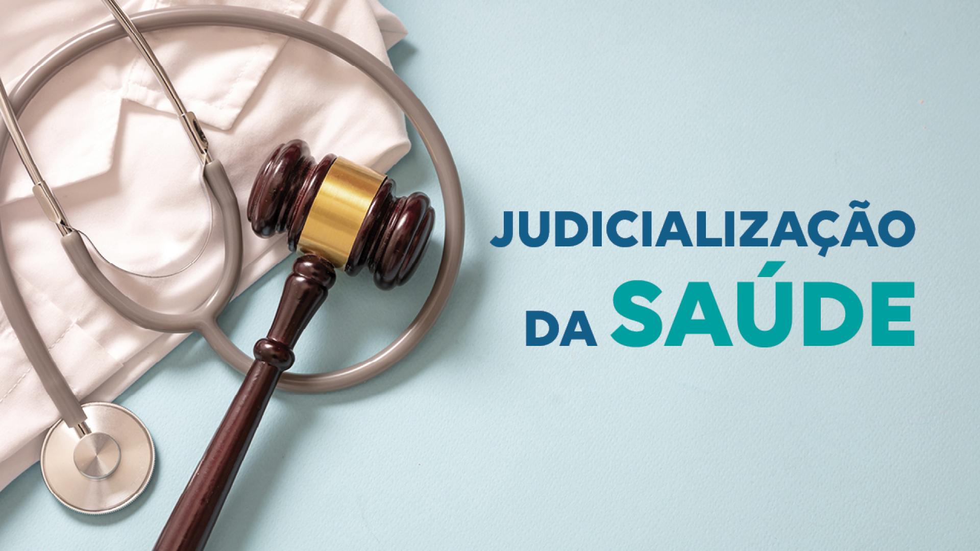 Banner horizontal com foto de um malhete (martelo de juiz) e um estetoscópio dispostos sobre uma base azul-clara. À direita, o texto "Judicialização da saúde". 