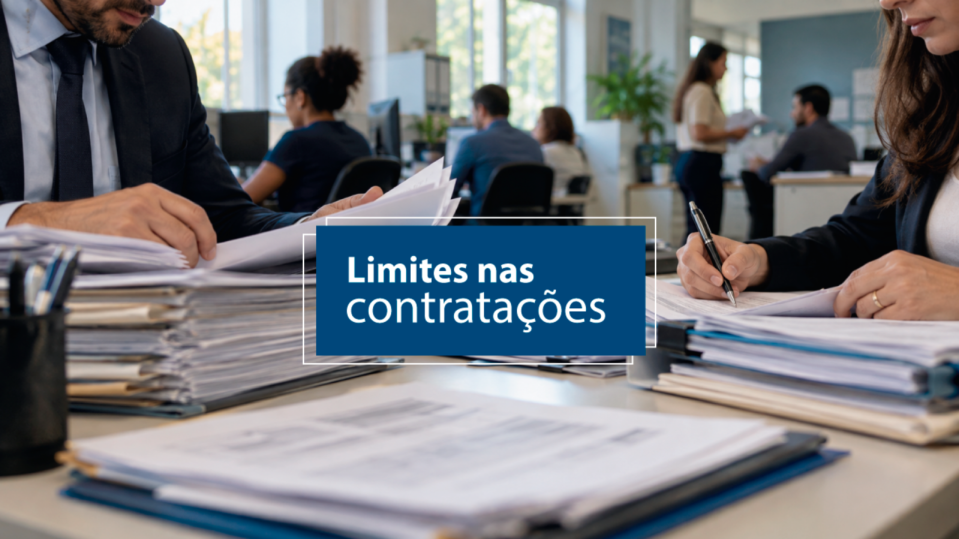 Banner horizontal com foto de pessoas trabalhando em um escritório, analisando papéis e mexendo em computadores. Sobre a foto, ao centro, tarja azul com o texto "Limites nas contratações". 