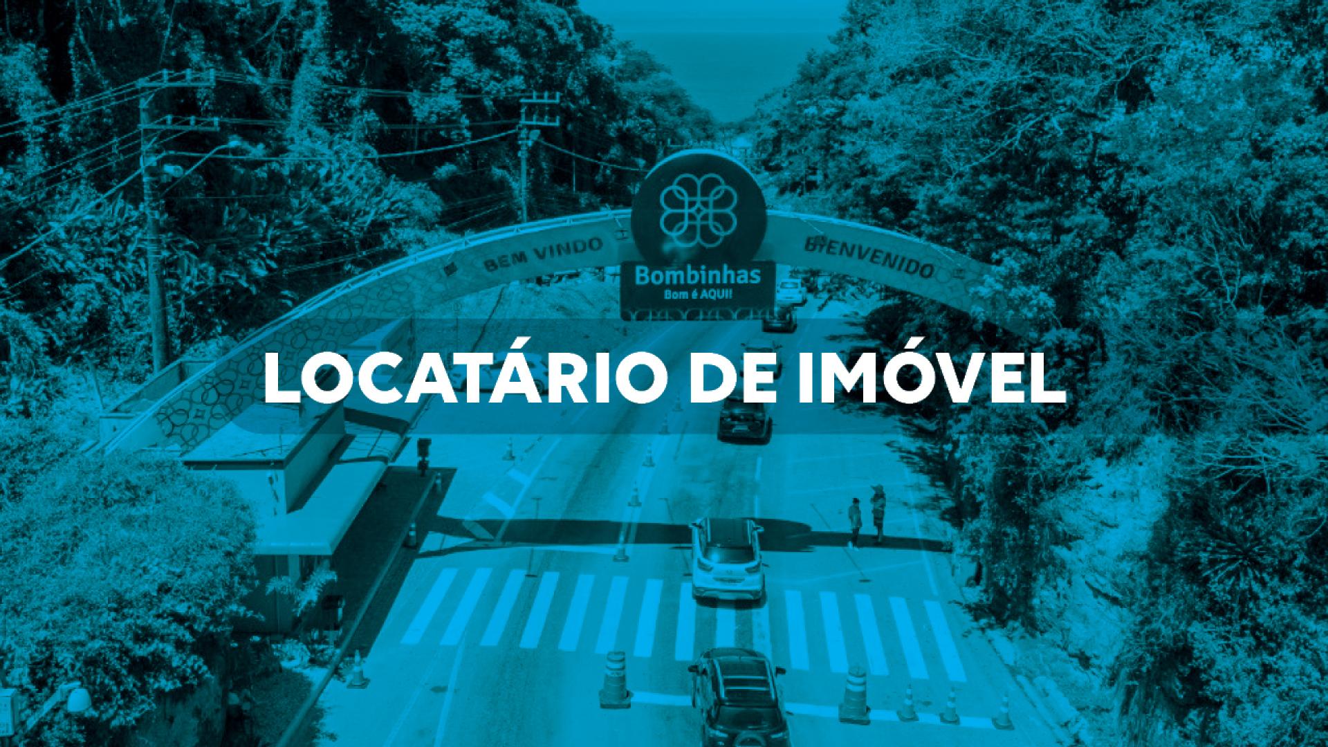 Foto em tons azulados. Imagem mostra um portal na entrada da cidade, com a identificação da cidade de Bombinhas, com uma rodovia passando por entre dele. Ao centro escrito em branco, há a expressão “locatário de imóvel”